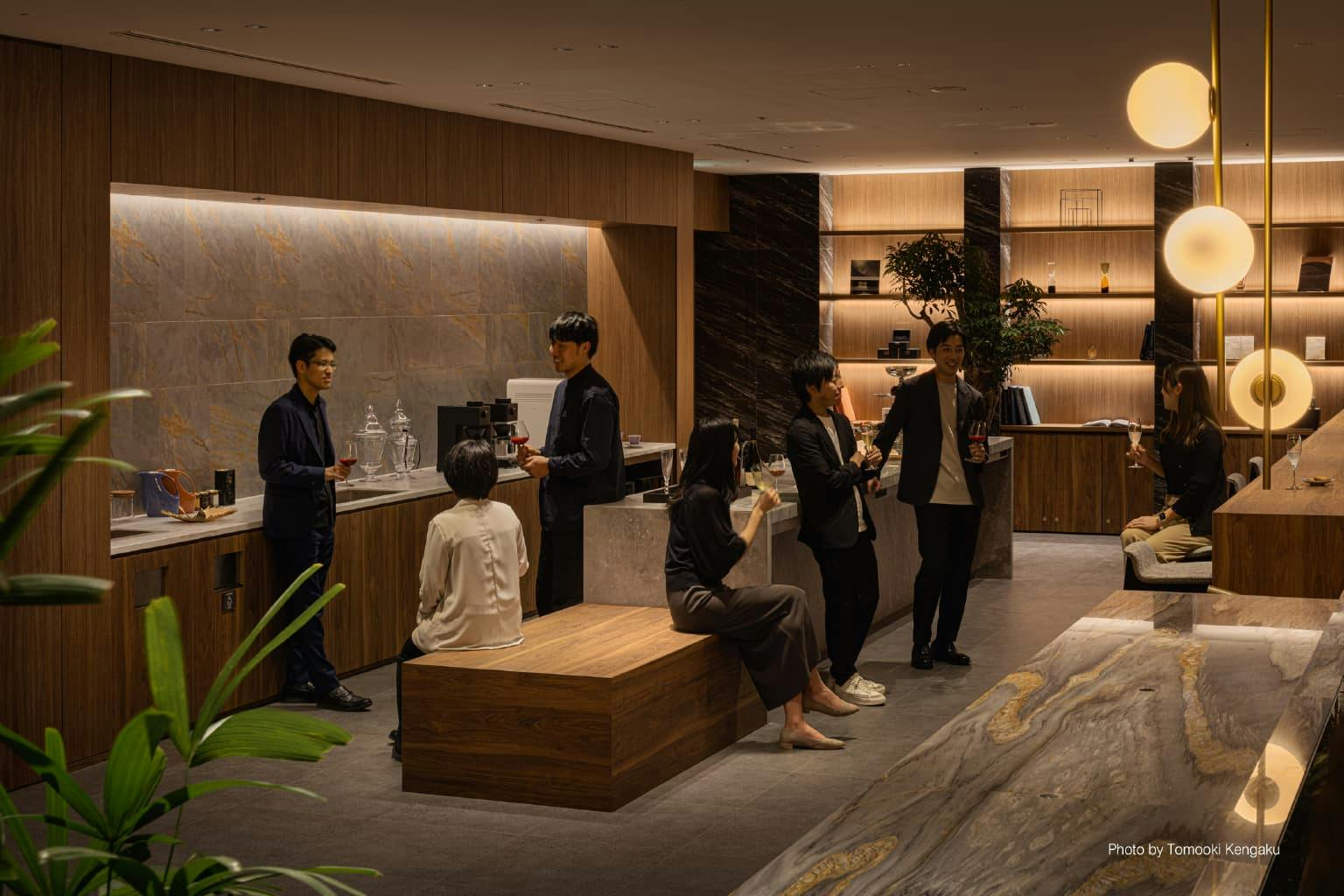 森トラスト株式会社 様の事例写真／[LOBBY]パントリーでは、来客に提供する飲み物を準備できるほか、社内イベント時に社員が集う場としても活用されます。