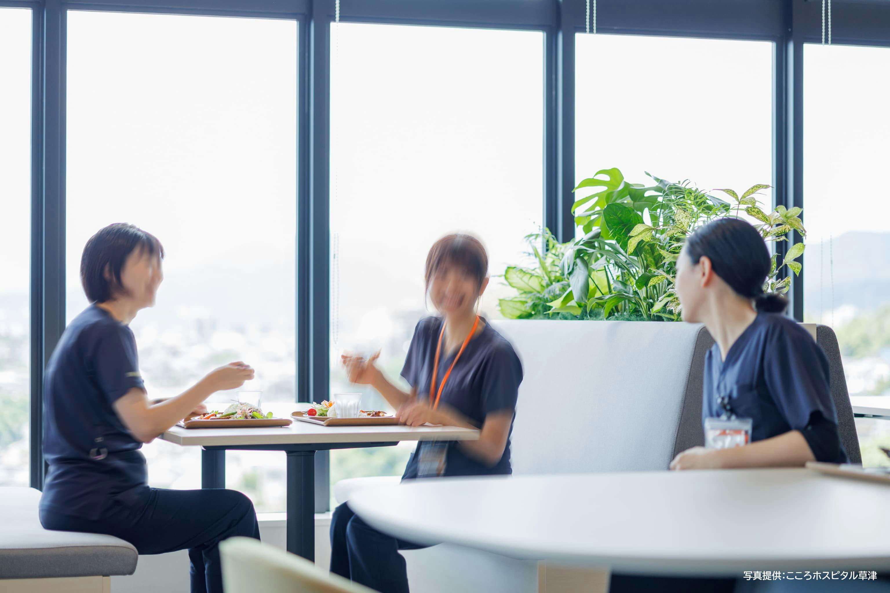 医療法人社団 更生会　こころホスピタル草津 様の事例写真／[8F職員食堂]ランチの注文数は従来の2倍以上に増加。昼食の利用以外にも、出勤前にコーヒーを飲んで一息ついたり、夕方ふらりと立ち寄って休憩したりと、職員の憩いの場となっています。