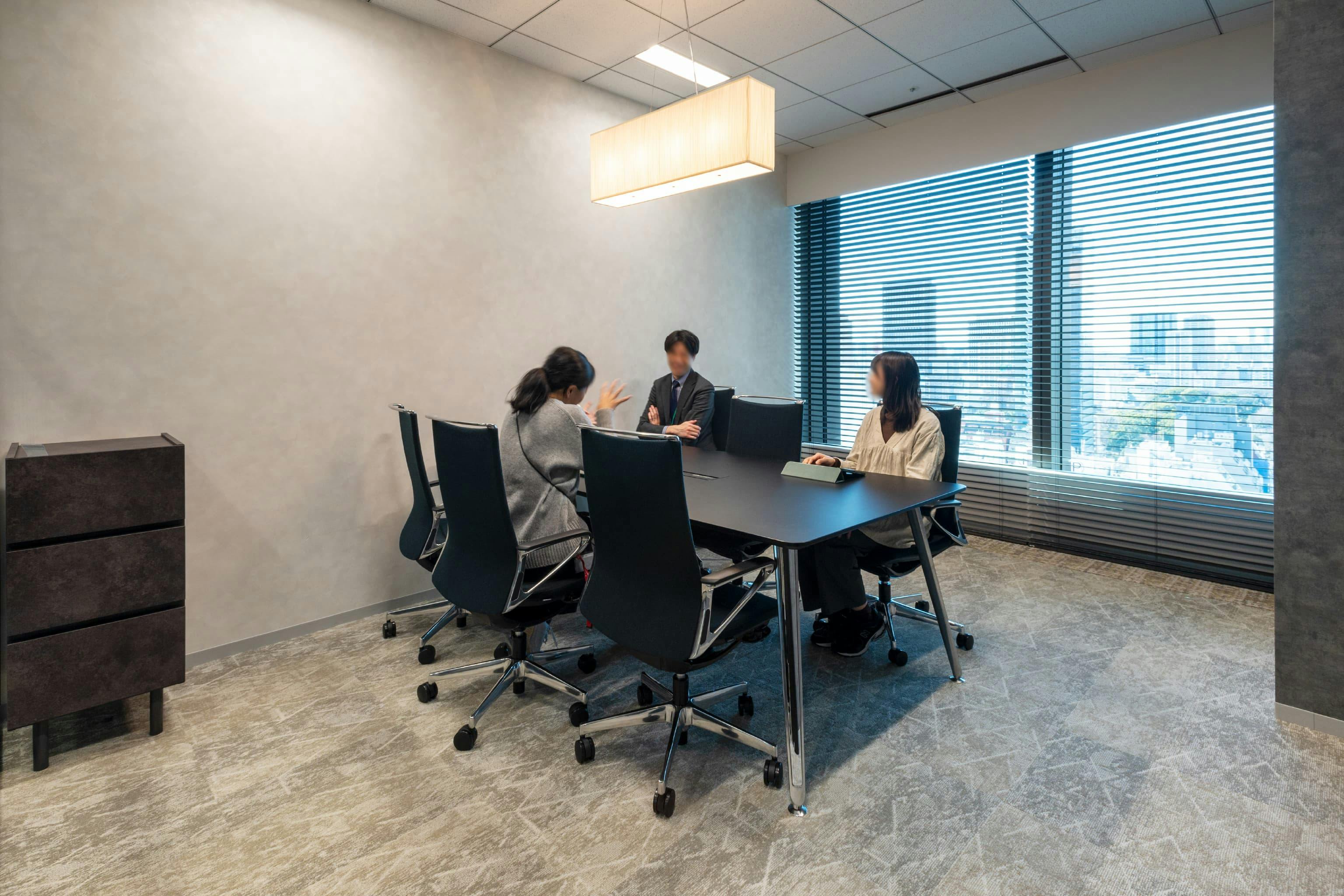 ハニューフーズ株式会社 様の事例写真／[応接室]応接室は、社内の会議や打ち合わせにも活用されています。落ち着いた色調の空間が集中しやすい環境をつくり、スムーズな会議の進行をサポートします。