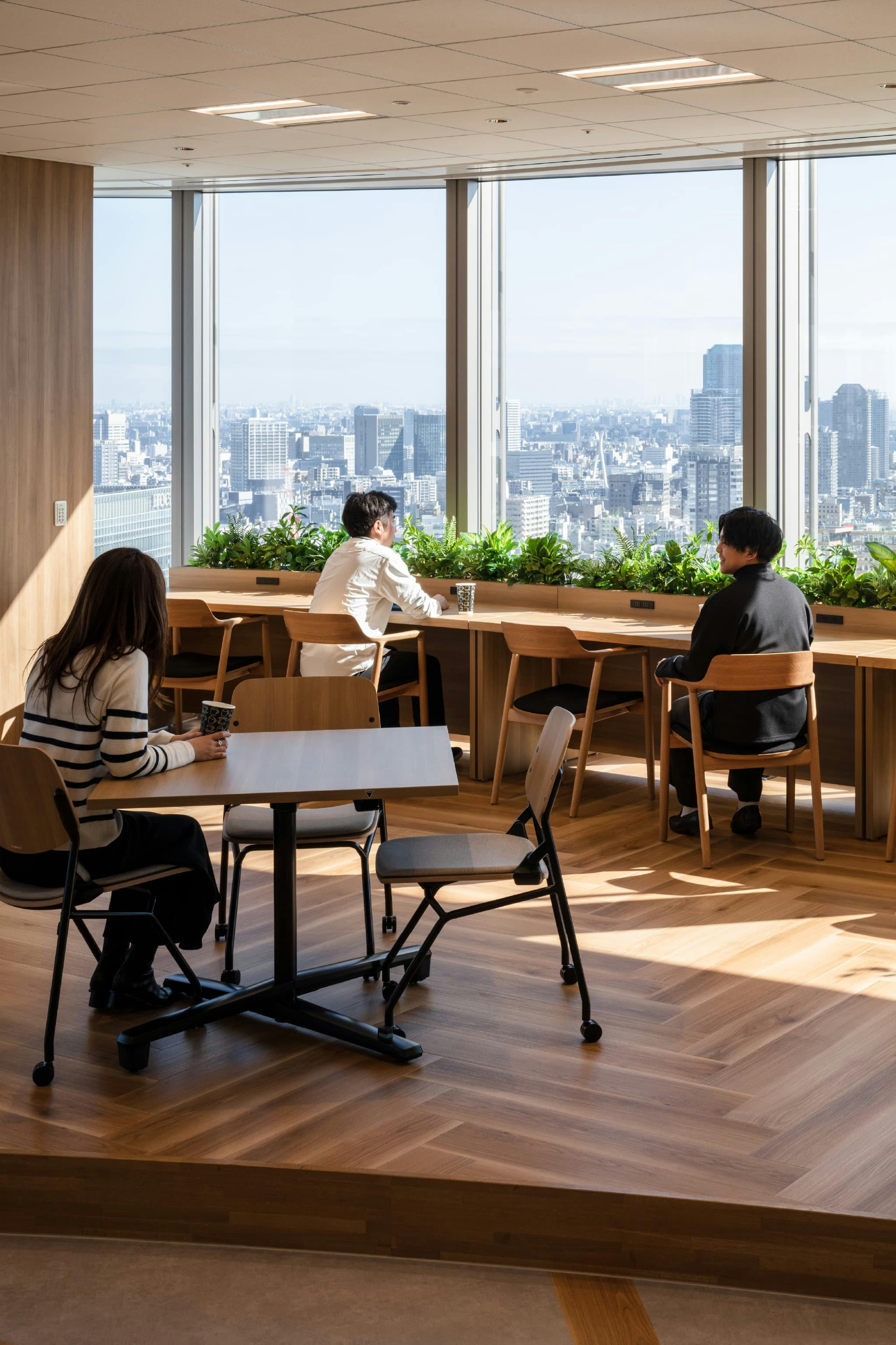 旭化成株式会社 様の事例写真／[社員食堂『BLANCA』]眺めが良い窓際の席は、特に人気が高い場所。柔らかな陽の光に包まれながら、好きなドリンクを楽しむ心地よいひとときが、次の仕事への意欲を高めてくれるでしょう。