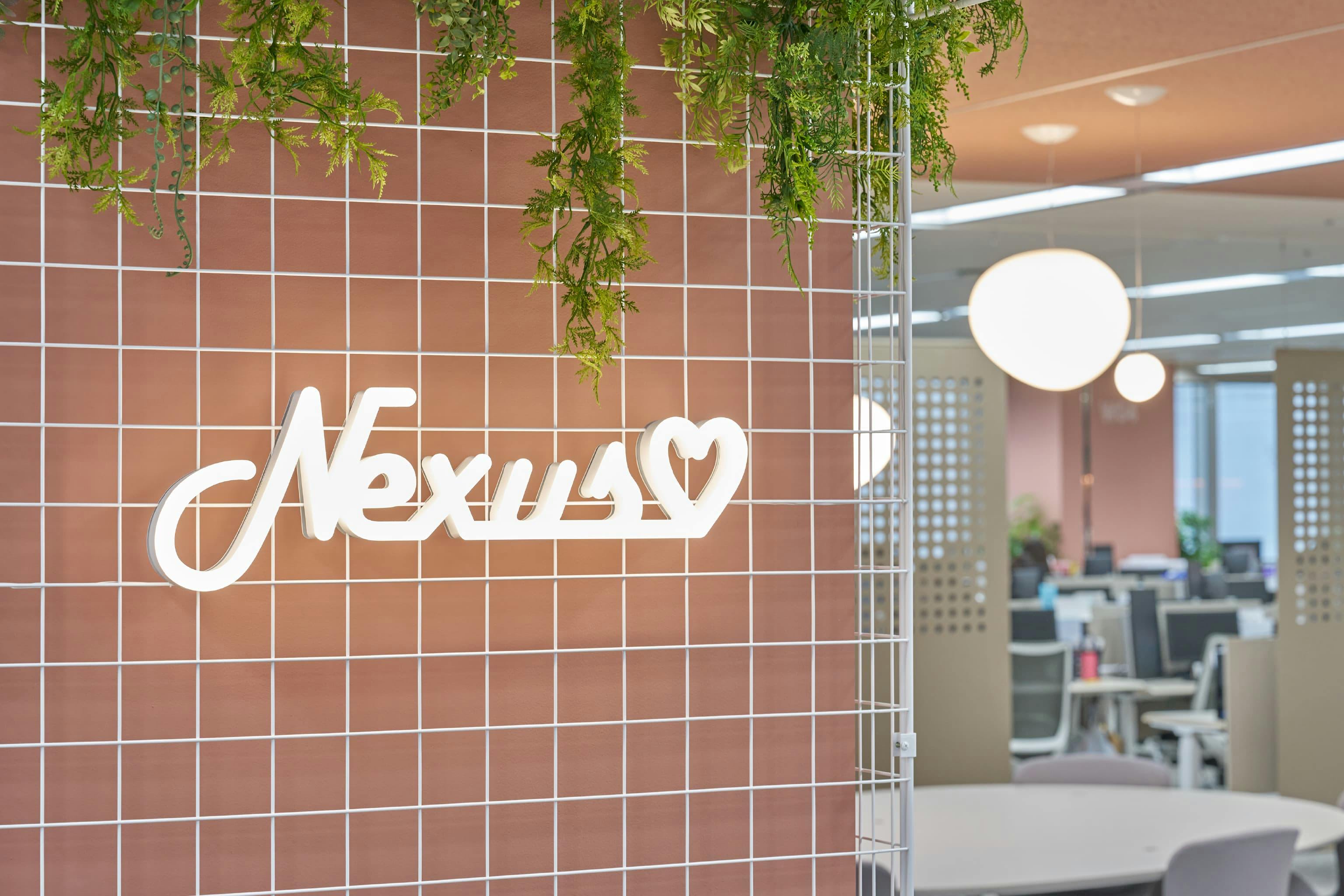 株式会社JALナビア 様の事例写真／[18F Nexus]「Nexus」にはミーティングスペースが4箇所あります。各スペースのネオンサインの末尾には、写真のハート以外にもトランプのマーク（スペード、クラブ、ダイヤ）がデザインされ、集合場所を区別できる仕組みです。
