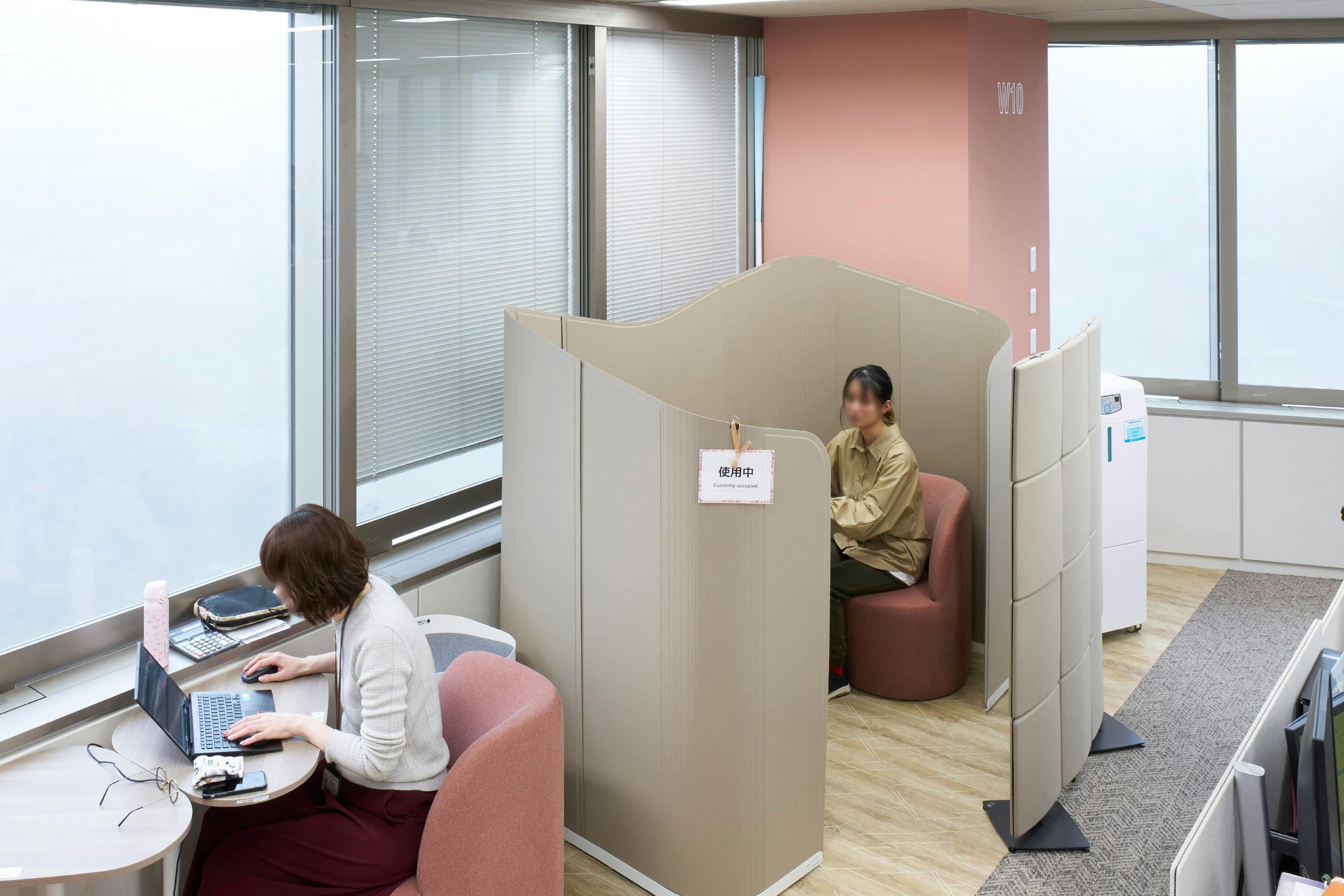 株式会社JALナビア 様の事例写真／[18F執務エリア（受電部門）]あまり活用されていなかった窓際は、多目的スペースへと変更。ミーティングができるテーブルや集中ブースなど、業務内容に応じて使えるバリエーション豊かな空間が広がります。