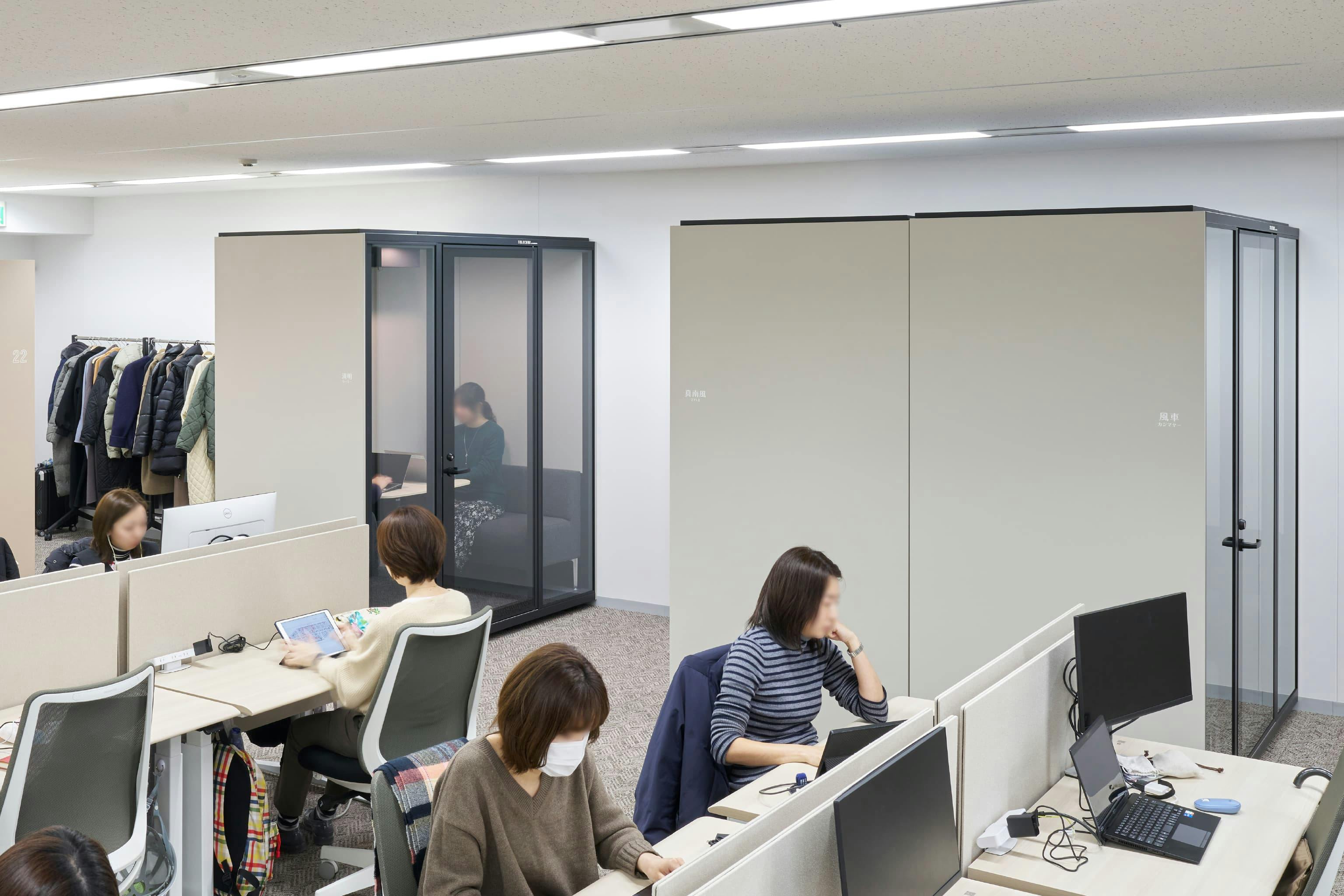 株式会社JALナビア 様の事例写真／[18F執務エリア（受電部門）]壁際に配置されたフルクローズ型ワークブースは、Web会議や研修に活用されています。ブース内の音漏れを防ぎ、コンタクトセンターの業務を妨げません。