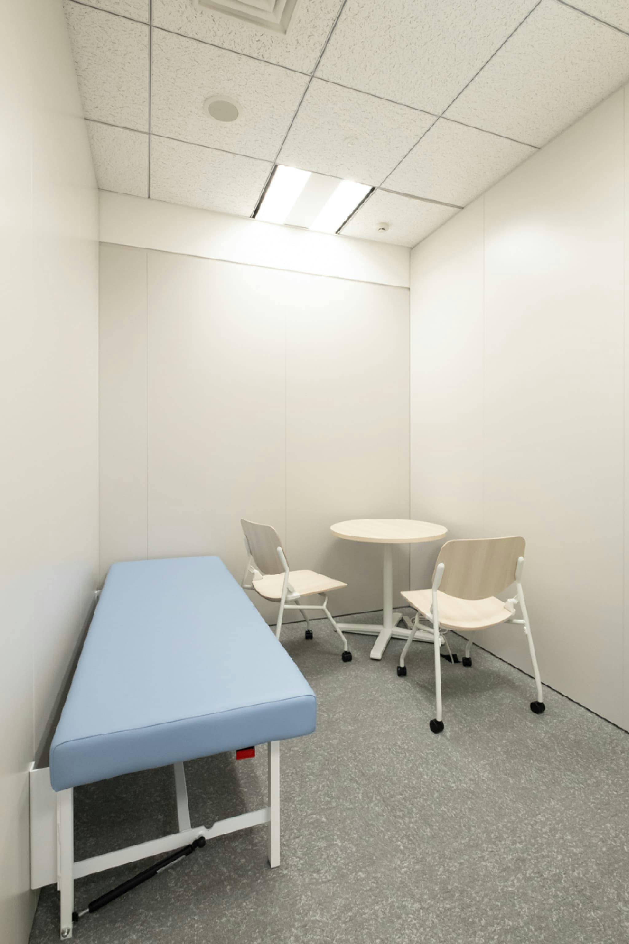 オリックス・ビジネスセンター沖縄株式会社 様の事例写真／[休養室]入り口から目立たない場所に休養所を配置。男女別の各個室に用意された折りたたみ式ベッドを収納すれば、1on1や少人数のミーティングを行う個室としてマルチな使い方ができる設計です。