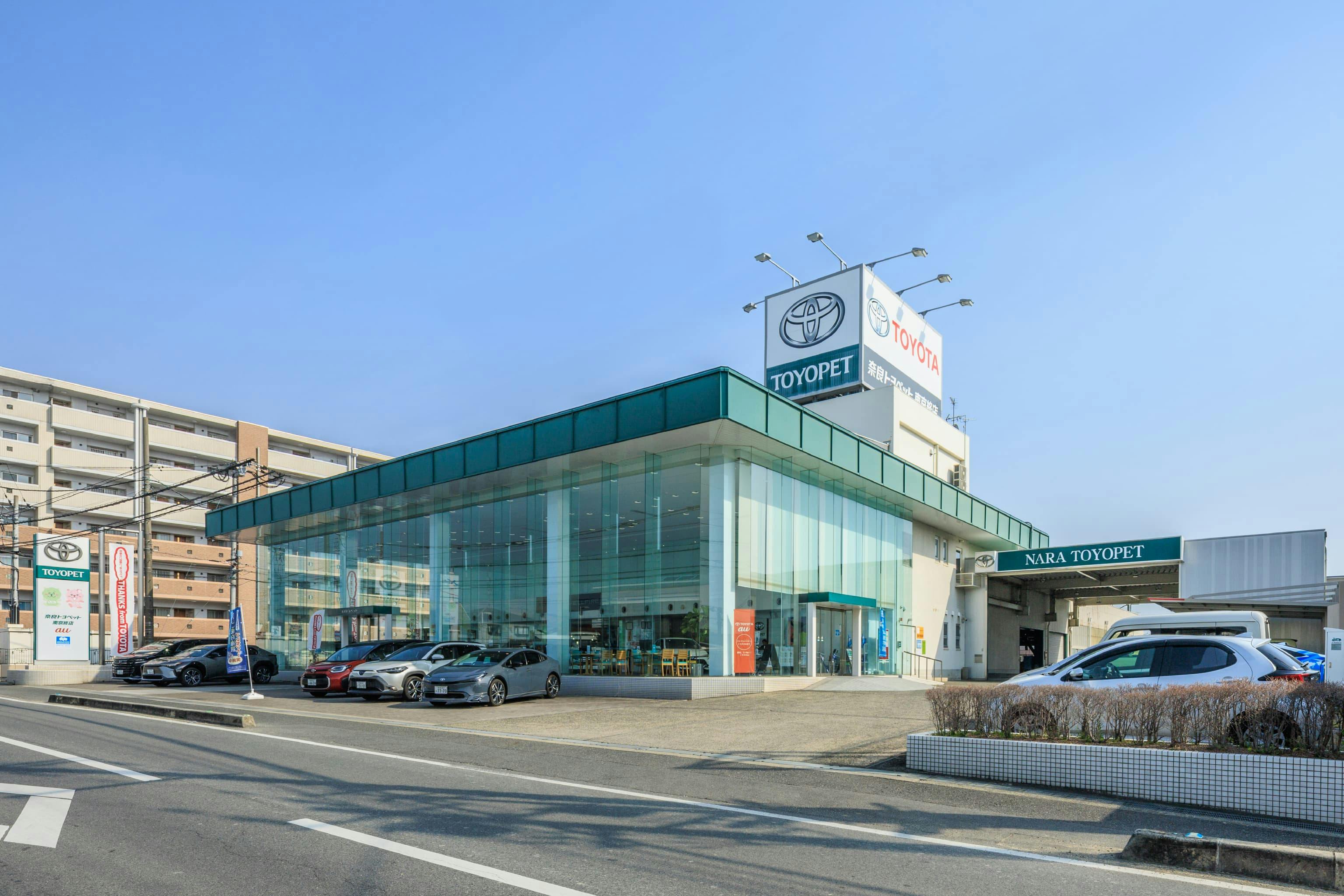 トヨタユナイテッド奈良株式会社 様の事例写真／[外観]県道122号線沿いに建つ、トヨタユナイテッド奈良。１階はトヨタ車が並ぶショールームで、執務スペースは2階にあります。