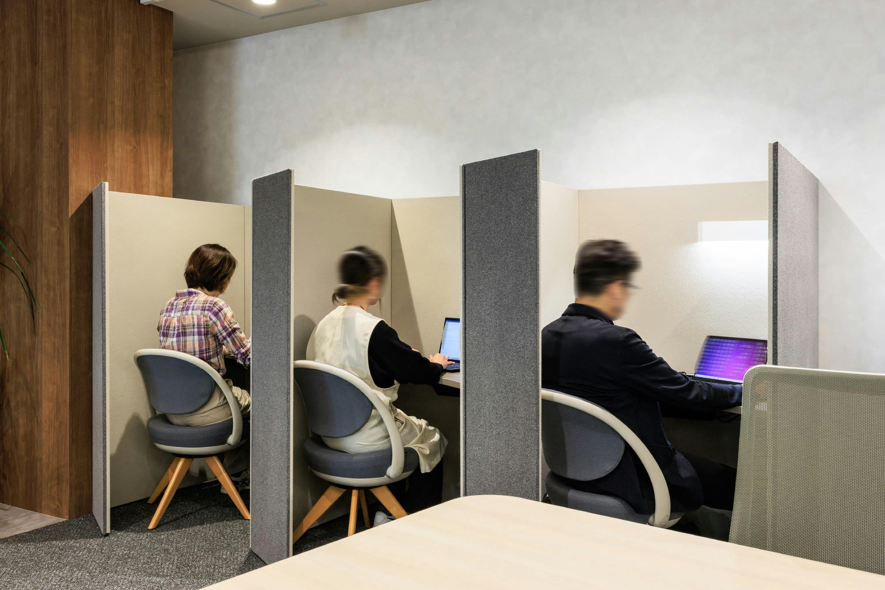 トヨタユナイテッド奈良株式会社 様の事例写真／[2F執務エリア]壁際には集中して作業をしたい人に便利なワークブースが設置されています。気楽に適度にプライバシーが守られるので、集中した作業やオンラインでやりとりをする際に利用する社員が多いです。
