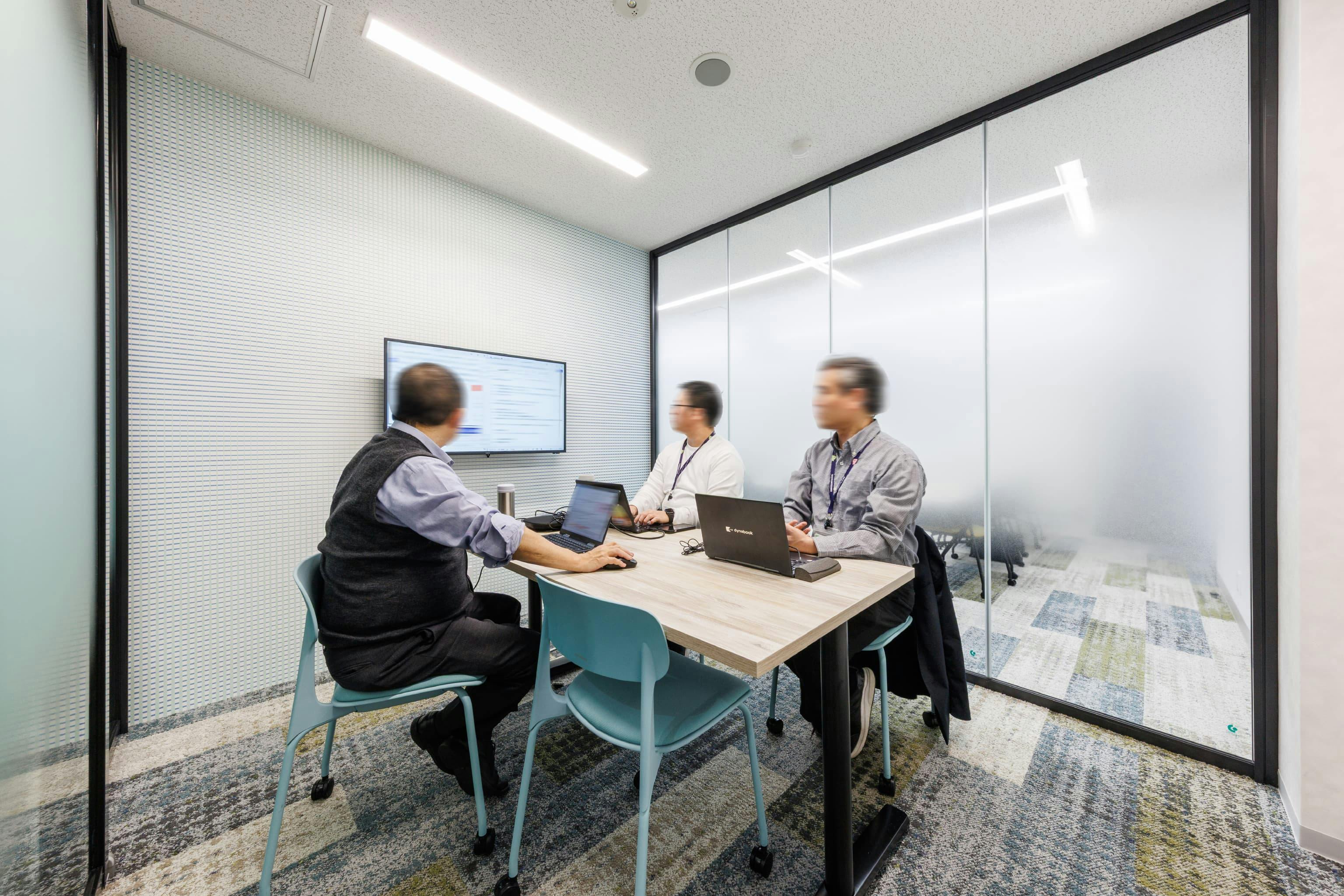 トヨタユナイテッド奈良株式会社 様の事例写真／[2F会議室（ブルー）]シックで落ち着いた印象のブルーの会議室では、面談や冷静な議論ができます。各会議室の壁には適度な目隠しを施したガラスが採用され、使用状況が外からでもわかります。