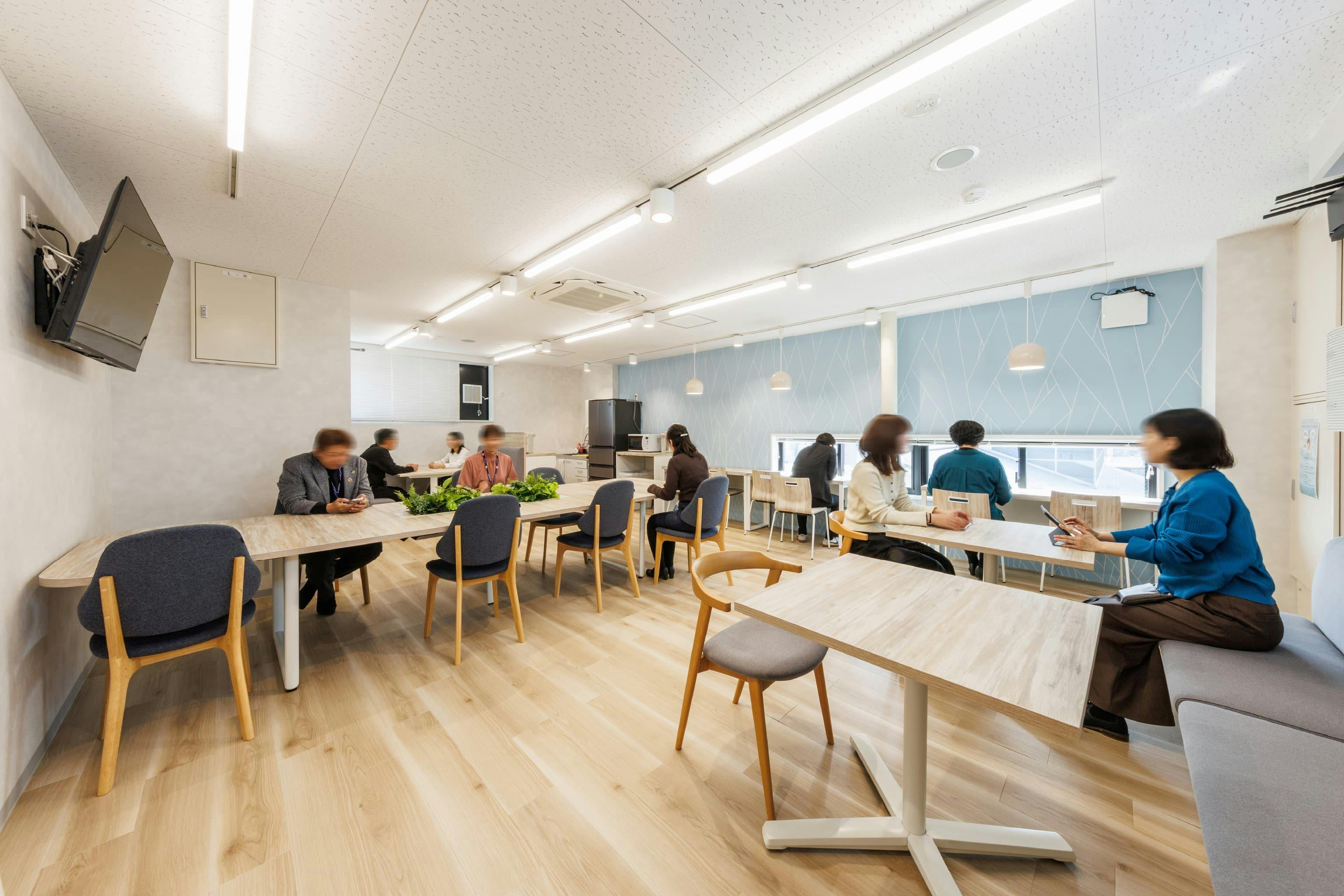 トヨタユナイテッド奈良株式会社 様の事例写真／[3F休憩室]休憩室でランチをとれるようになり、食事をする場所と会議をする場所を分けたいという要望が叶えられています。