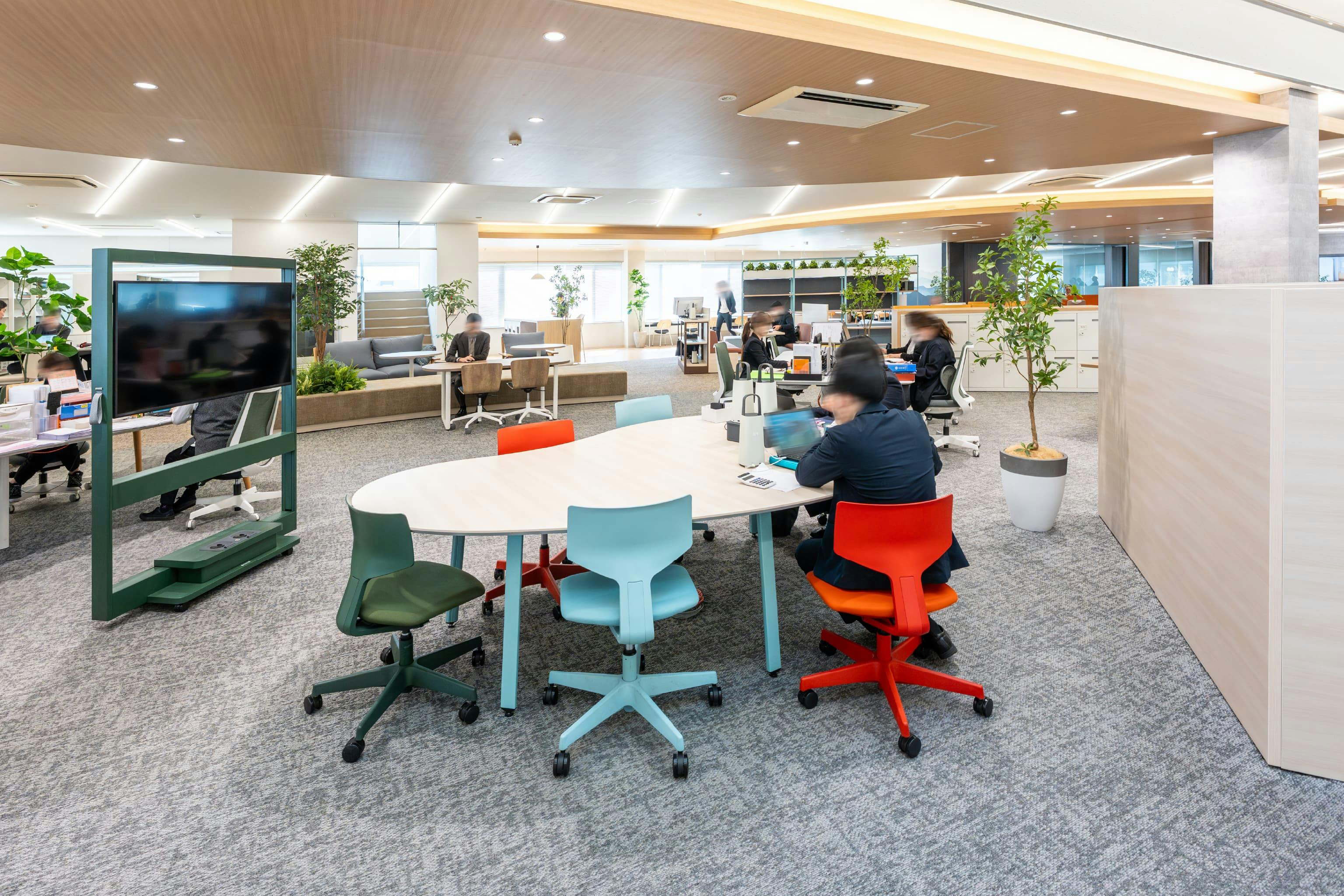 株式会社清永宇蔵商店 様の事例写真／[打ち合わせスペース]可動式のモニターは打ち合わせしたい場所まで自由に移動させて使います。また、オフィス内ではOCポータブルバッテリーを活用。コンセントの位置を気にする必要がなく、打ち合わせ場所を選ばないのも魅力です。