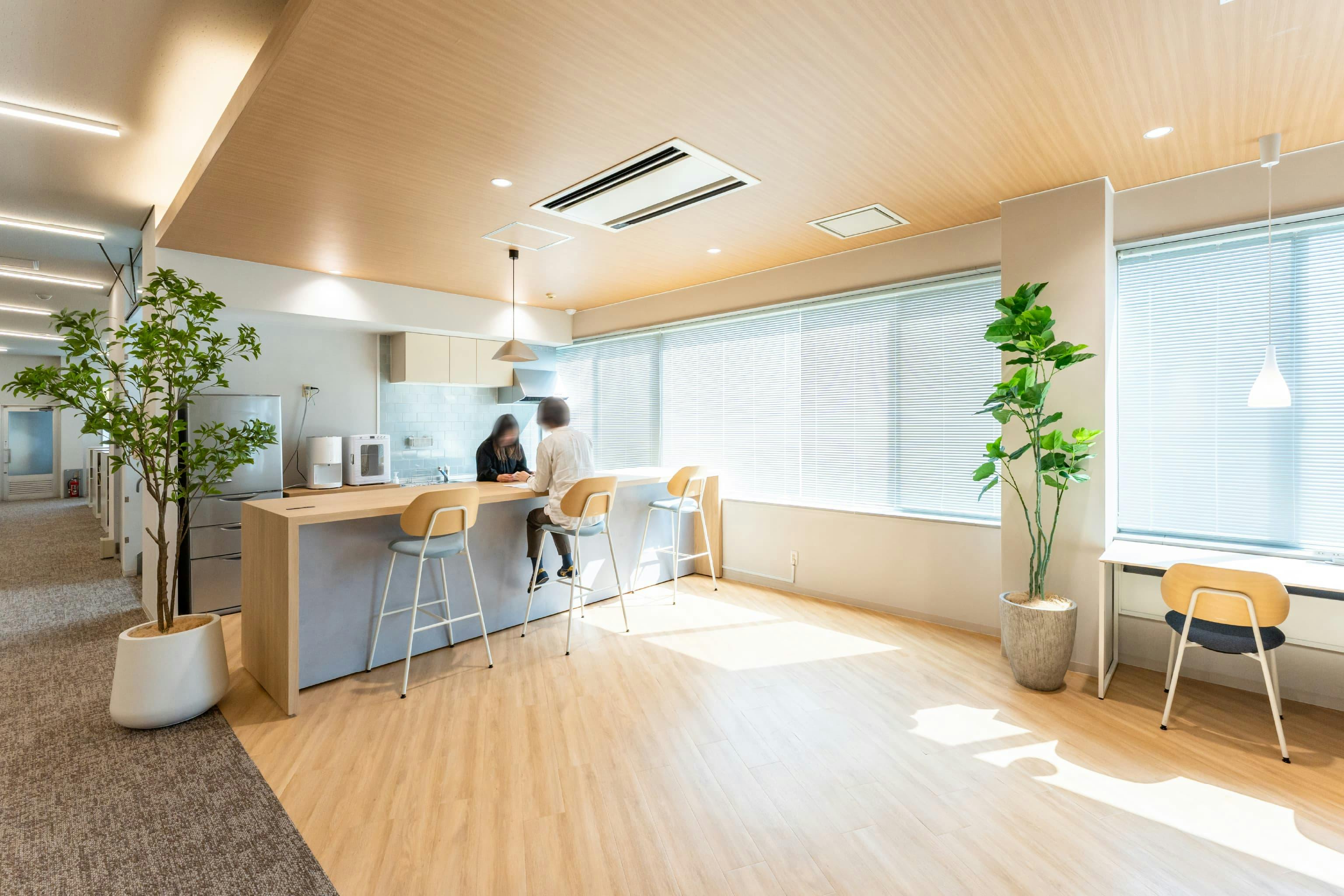 株式会社清永宇蔵商店 様の事例写真／[リフレッシュエリア]給湯室として区切られていた壁を取り払い、明るく風通しの良いオープンキッチンに変更。コーヒーを入れながら、カウンターに座っている人と話すなど、自然な交流が生まれる場になっています。