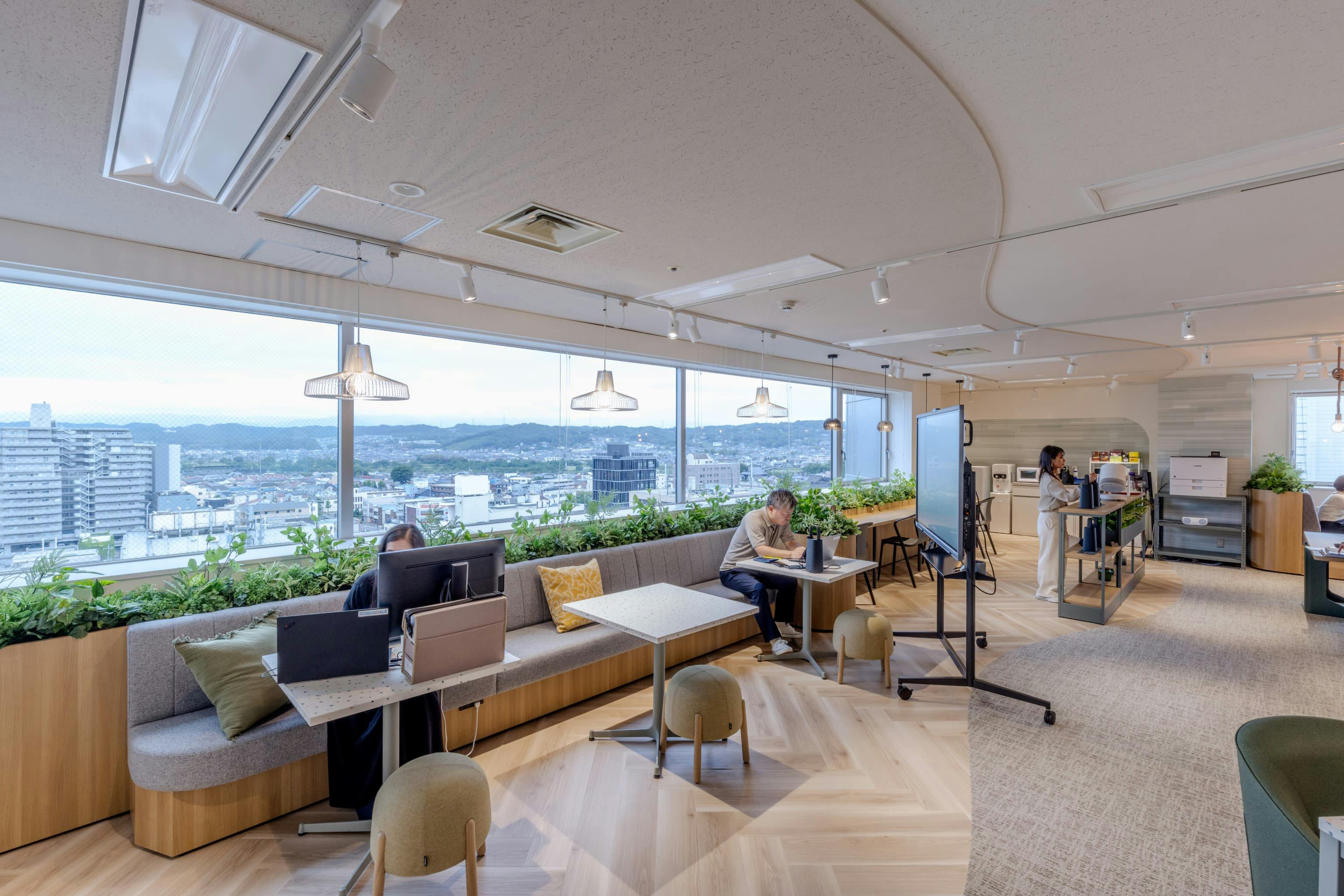 <em>カフェエリア</em>  株式会社オカムラ 群馬ラボオフィス『つむぐLABO』