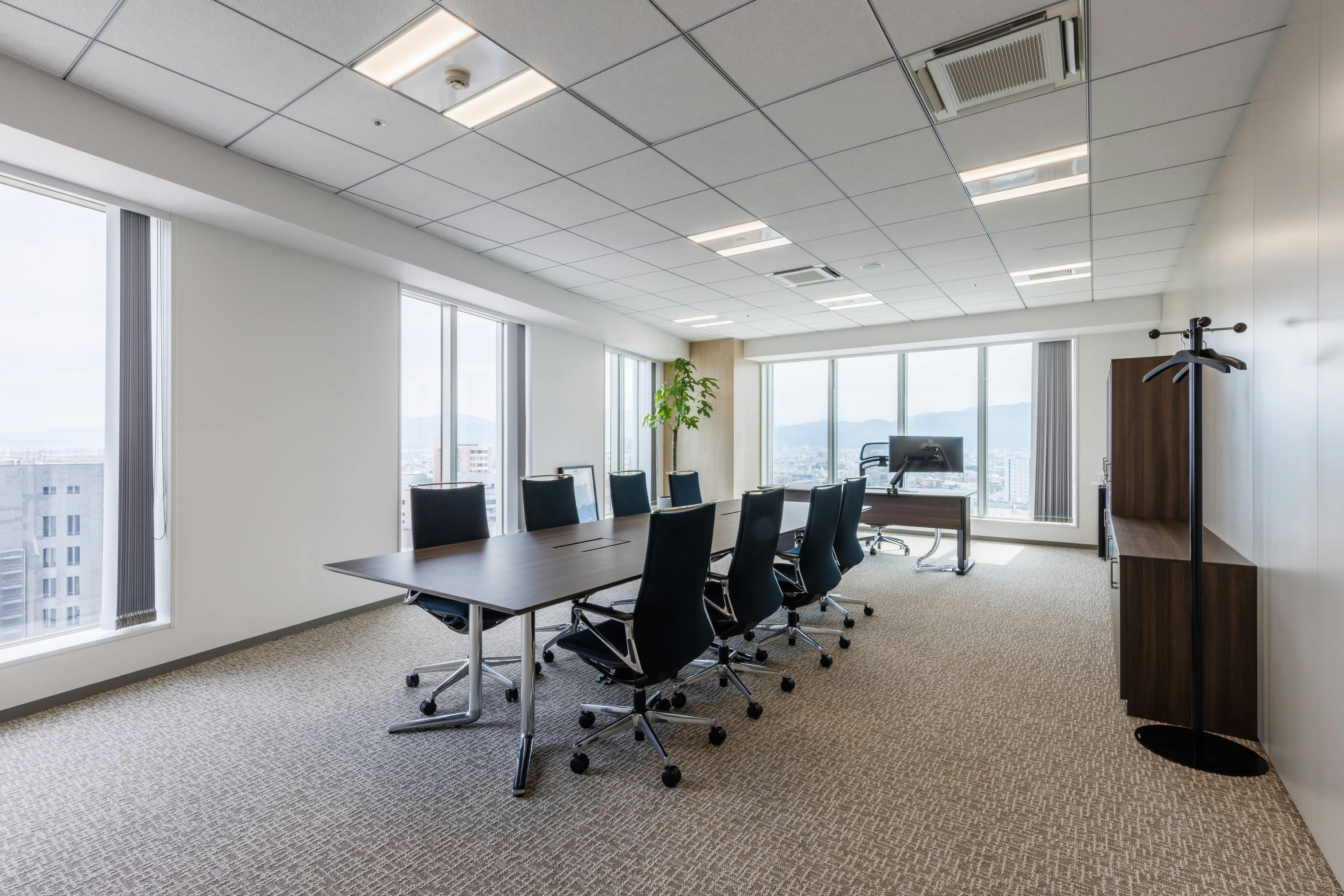 福井コンピュータホールディングス株式会社 様の事例写真／[13F CEO室]CEO室の机は、電動昇降デスクを設置。健康配慮とともにスピーディーな意思決定ができる空間にしています。北と東に設けられた2面の大きなガラスからは、福井駅や技術開発センター「ウィン・ラボラトリ」が望めます。