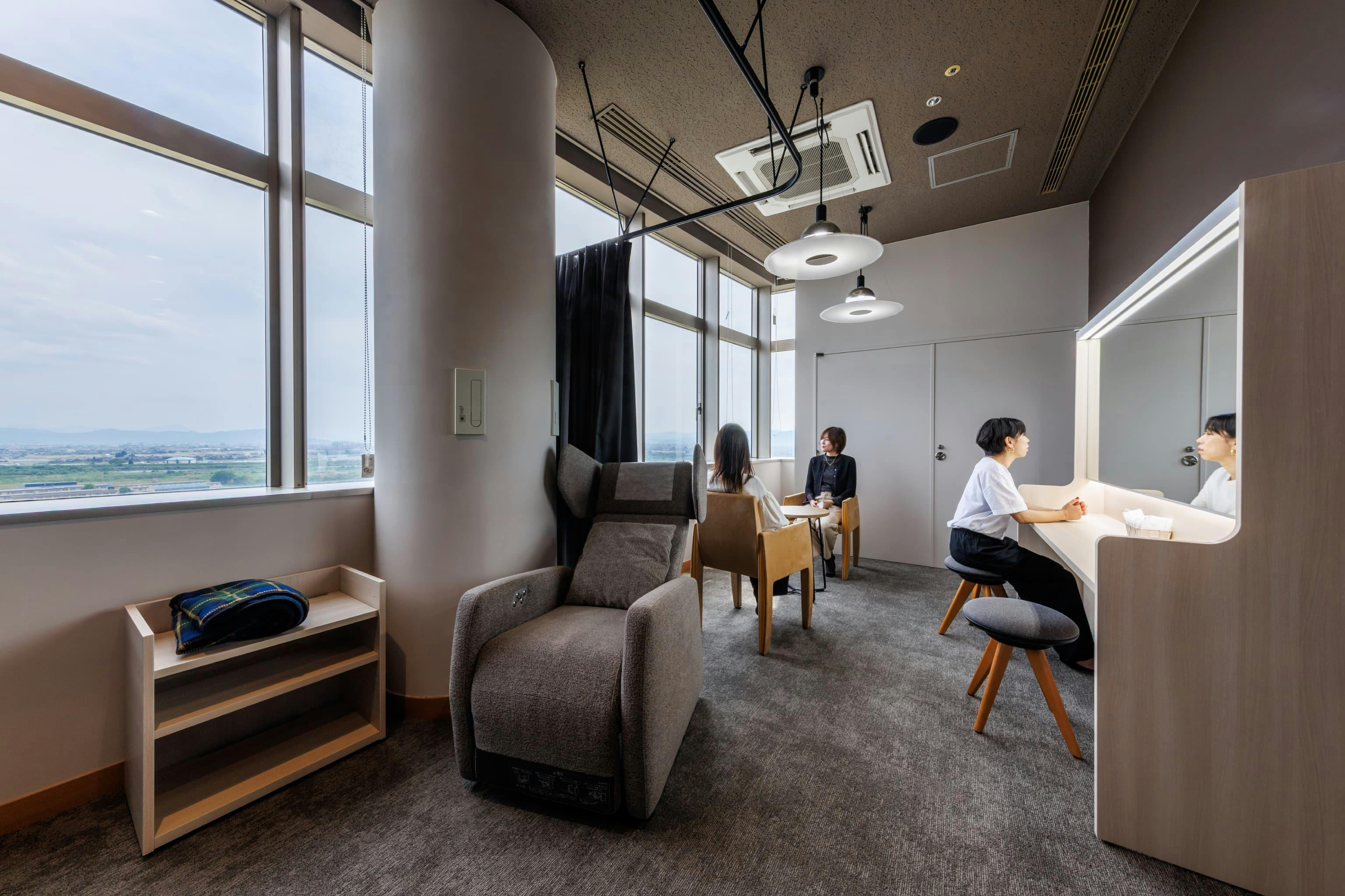 福井コンピュータホールディングス株式会社 様の事例写真／[12F ナップルーム（Co-Lab）]男女で分かれたナップルームは、救護室としての使用も想定されています。広々とした女性用ナップルームは、仮眠や休憩はもちろん、メイクがしやすい化粧台が設置され、着替えもできる多機能な空間となっています。