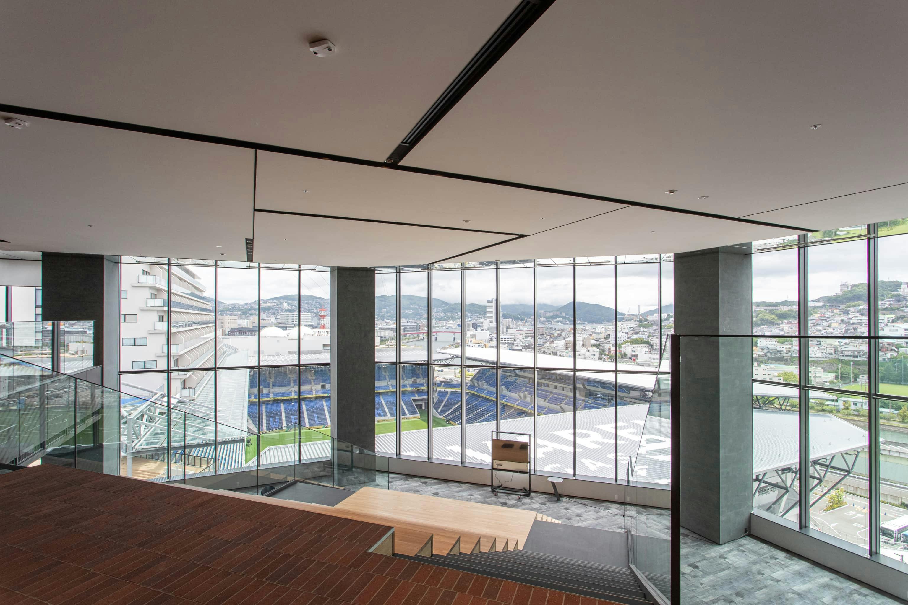 ビーウィズ株式会社 様の事例写真／[休憩スペース（STADIUM CITY内）]ビル内の別フロアにある共有スペース。併設されたスタジアムを見下ろしながら、食事や休憩ができます。造船所など長崎らしい風景を眺めながらのひと時は、良いリフレッシュになりそうです。