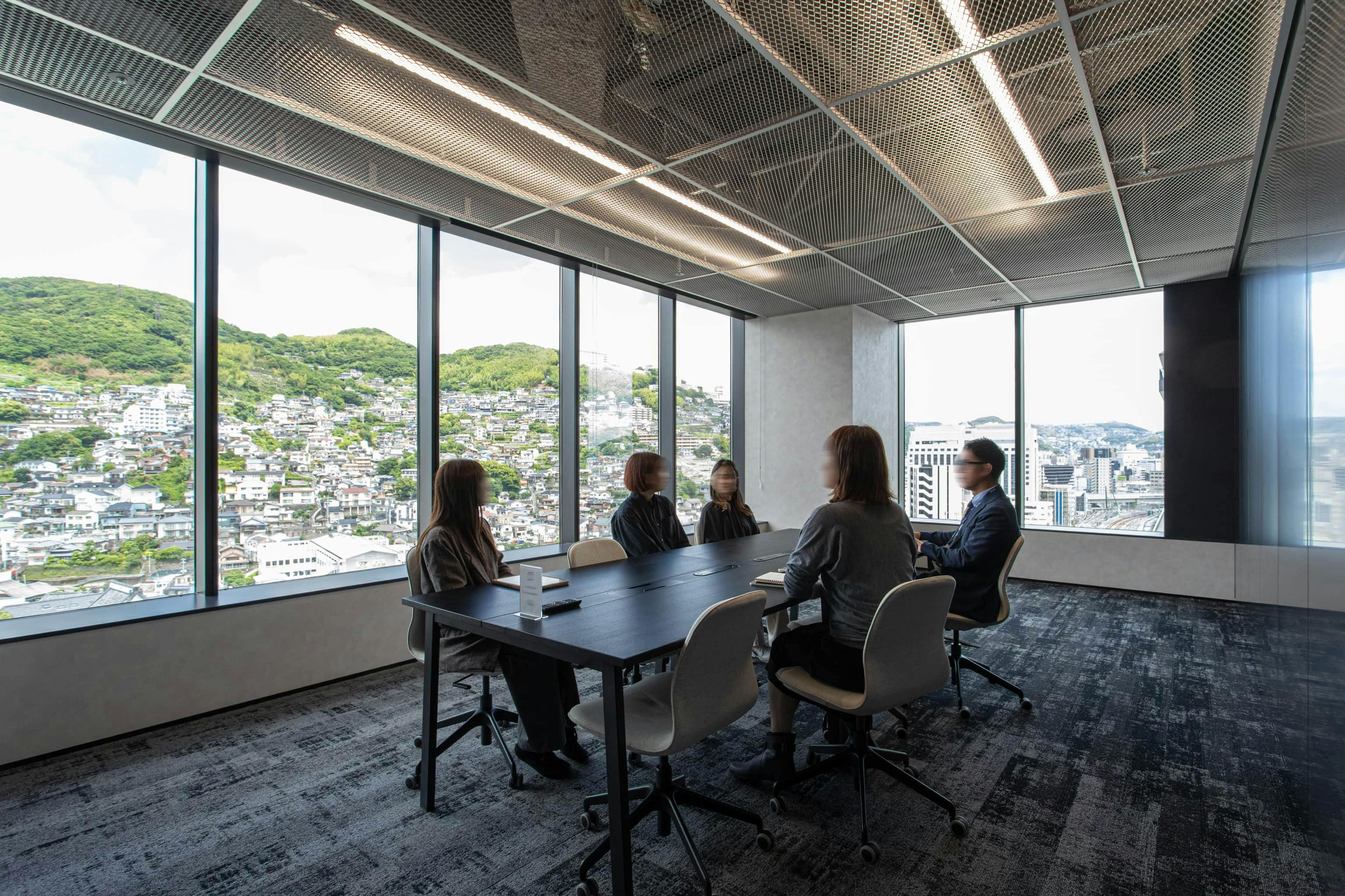 ビーウィズ株式会社 様の事例写真／[会議スペース（STADIUM CITY内）]同ビル内に入居者用の会議室が複数用意されているため、オフィスには個室の会議室をあえて設けず、オープンな空間を多く設けています。窓に囲まれた開放的な雰囲気と洗練されたインテリアで、業務に取り組む意欲も高まります。