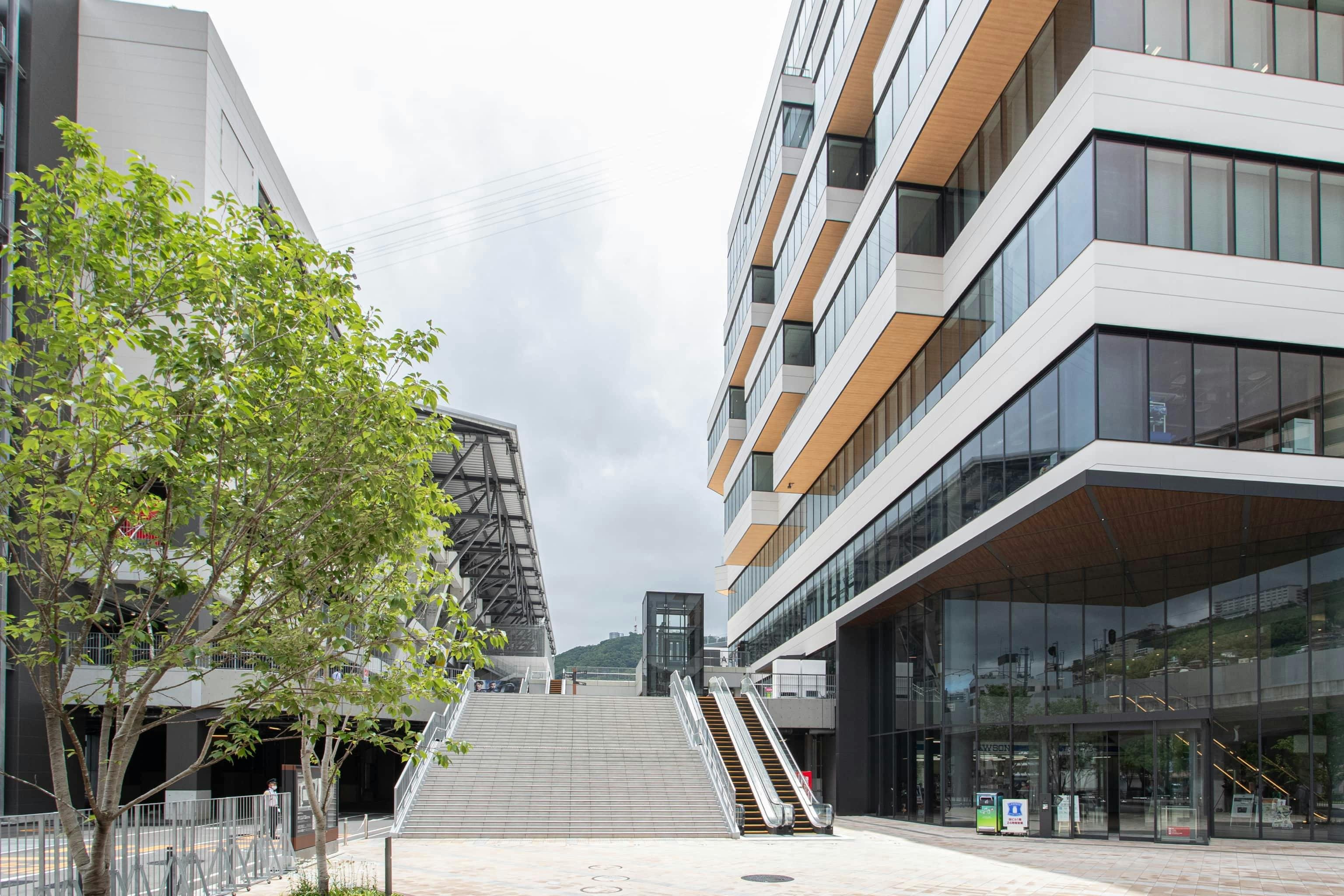 ビーウィズ株式会社 様の事例写真／[STADIUM CITY外観]「STADIUM CITY」のNORTH棟にある、ビーウィズのデジタルラボ長崎。スタジアムに併設されたオフィスビルのため、試合の日には多くの人出で賑わうのだとか。