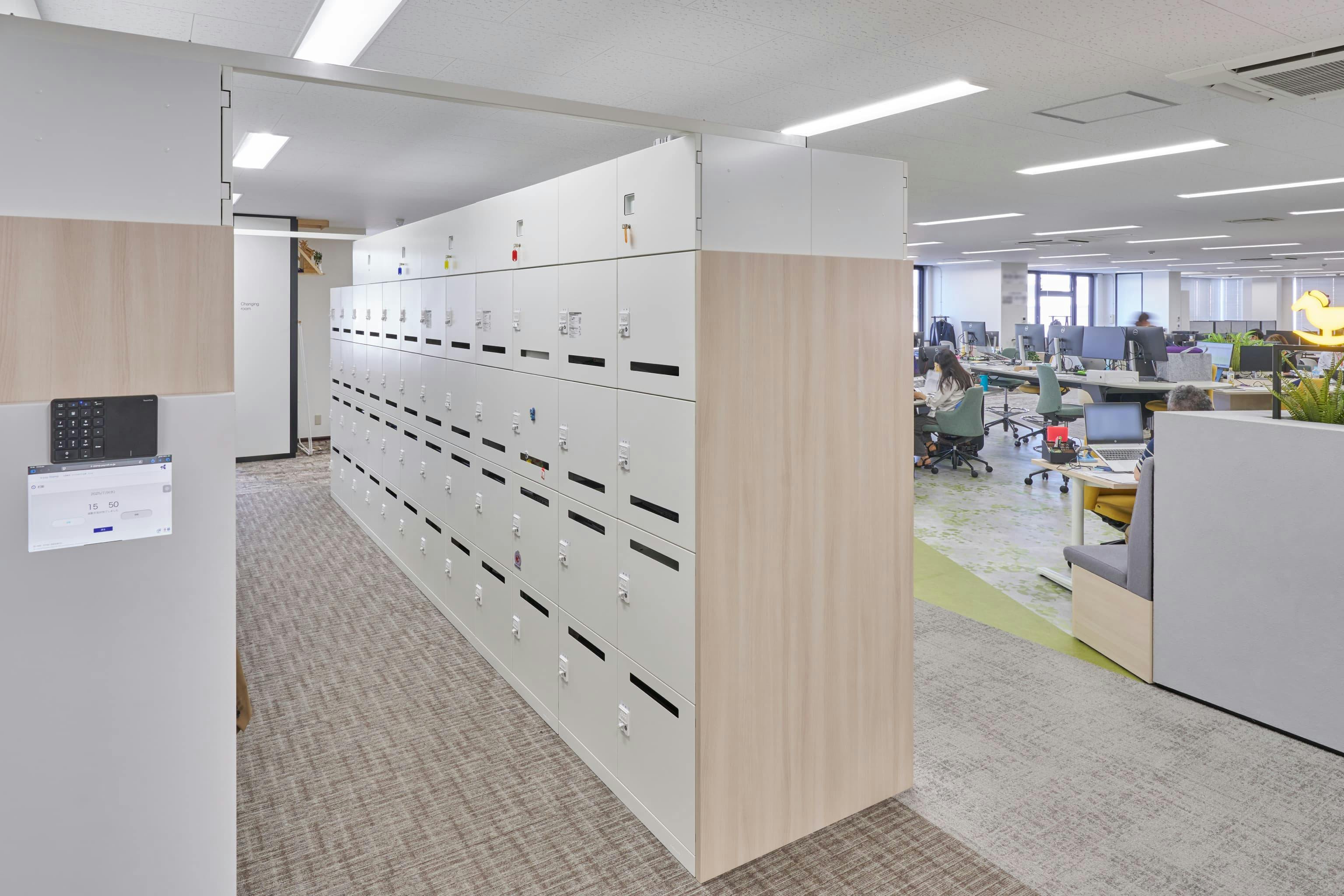 株式会社ウェルパーク 様の事例写真／[執務エリア]個人の荷物はロッカーに、部署ごとの資料は共有キャビネットへ。移転に先立ち、各部署に新オフィスの収容量の目安を共有したことで、紙書類を大幅に削減できました。空間全体がすっきりと整いクリーンな印象です。
