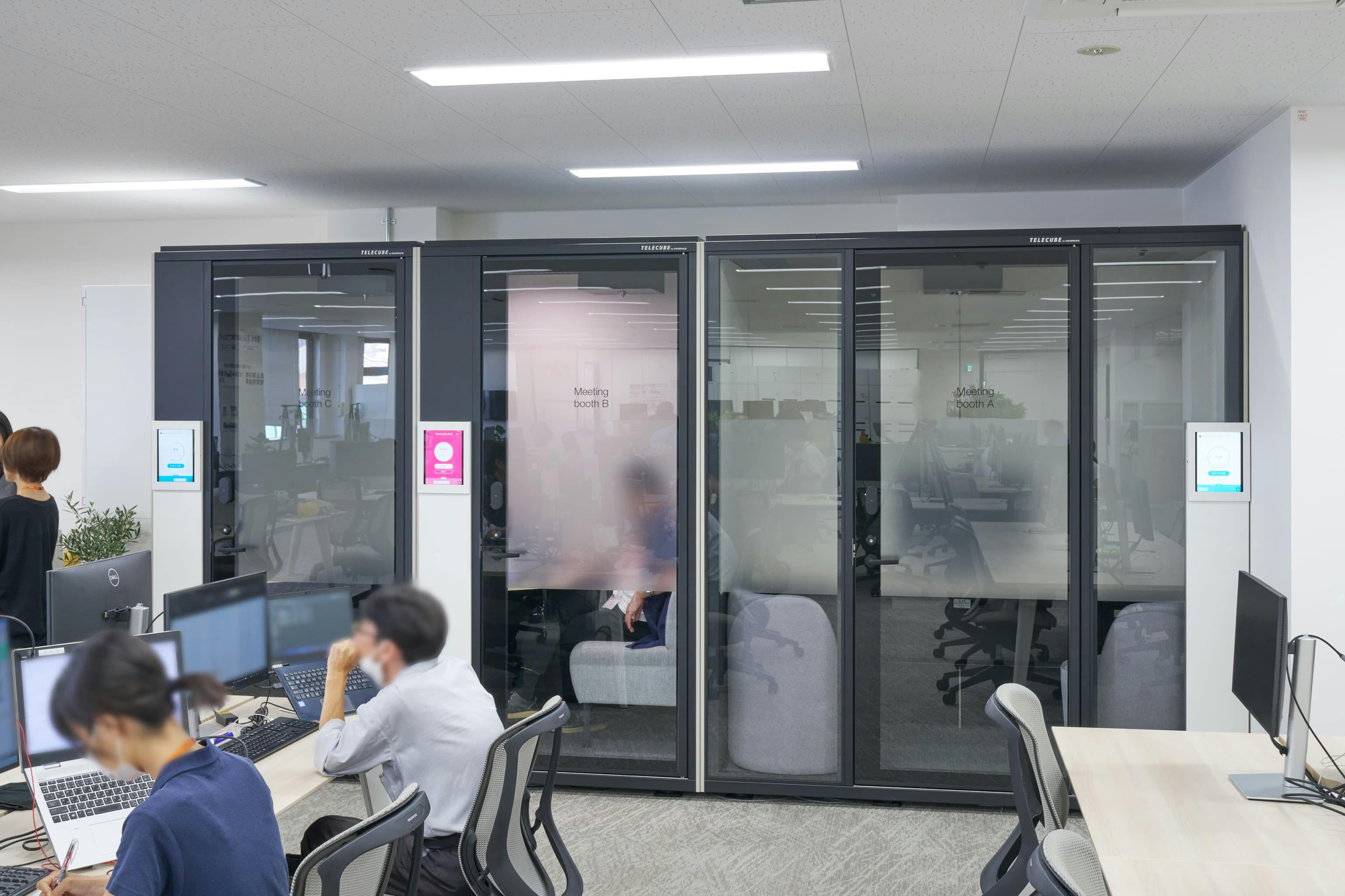株式会社ウェルパーク 様の事例写真／[フルクローズ型ワークブース（執務エリア）]電話やWEBミーティングに活用されるフルクローズ型のワークブース。用途によって選べる1人用と2人用が用意され、予約制で利用されています。