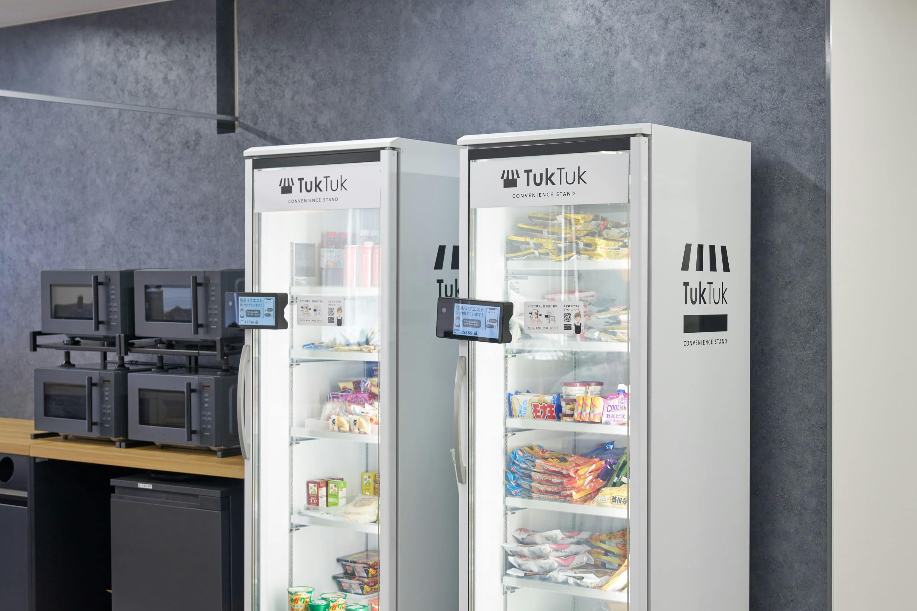 株式会社ウェルパーク 様の事例写真／[リフレッシュエリア]気軽に利用できるオフィスコンビニが設置されており、社員の健康や満足度に配慮した環境づくりがうかがえます。家電は空間になじむデザイン性の高いモデルが採用され、リフレッシュエリアの洗練された印象を引き立てています。