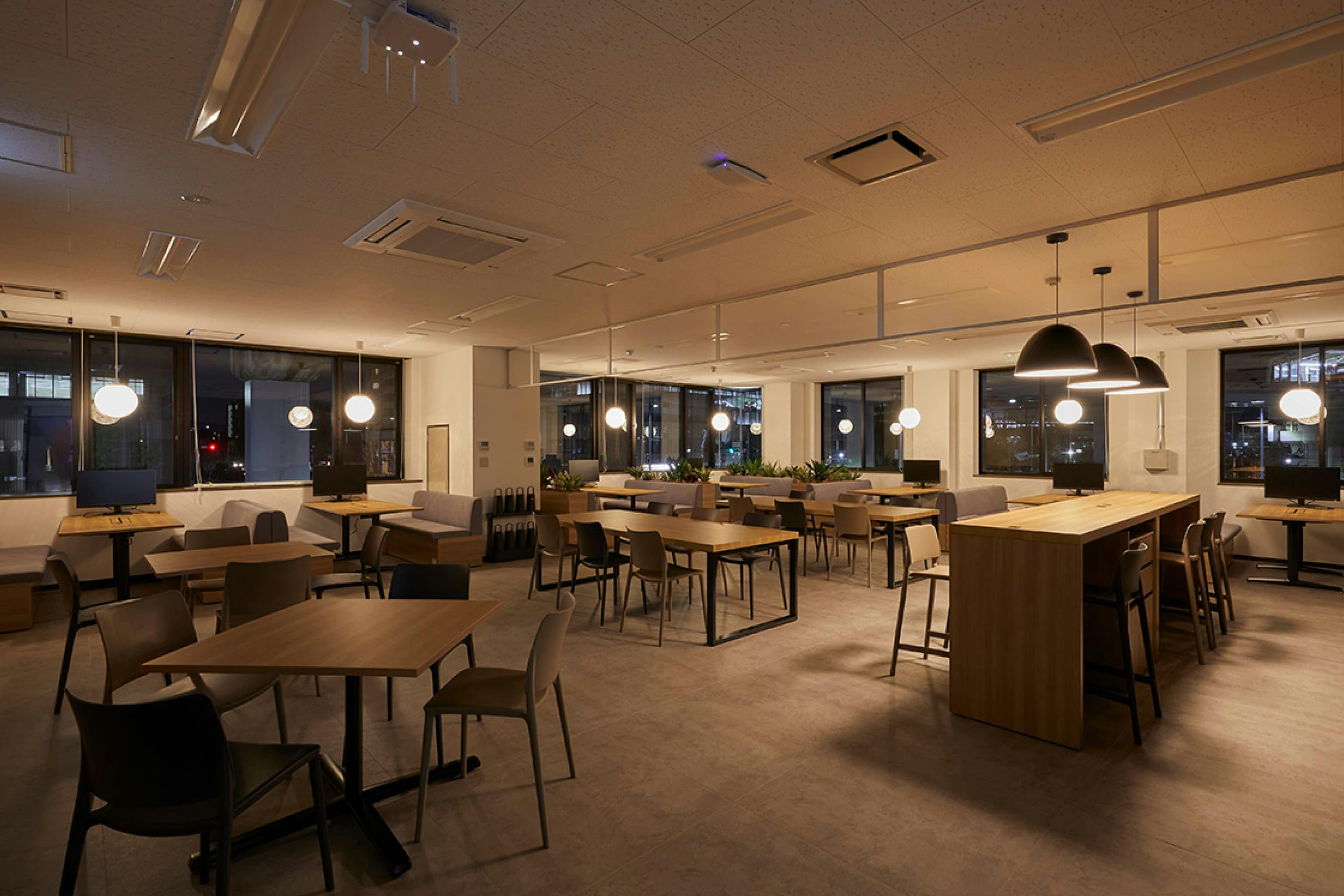 株式会社ウェルパーク 様の事例写真／[リフレッシュエリア]日が落ちると、ペンダントライトがやさしく灯る空間に。昼間とは異なる雰囲気が演出され、懇親会などリラックスしたイベントにも活用できます。