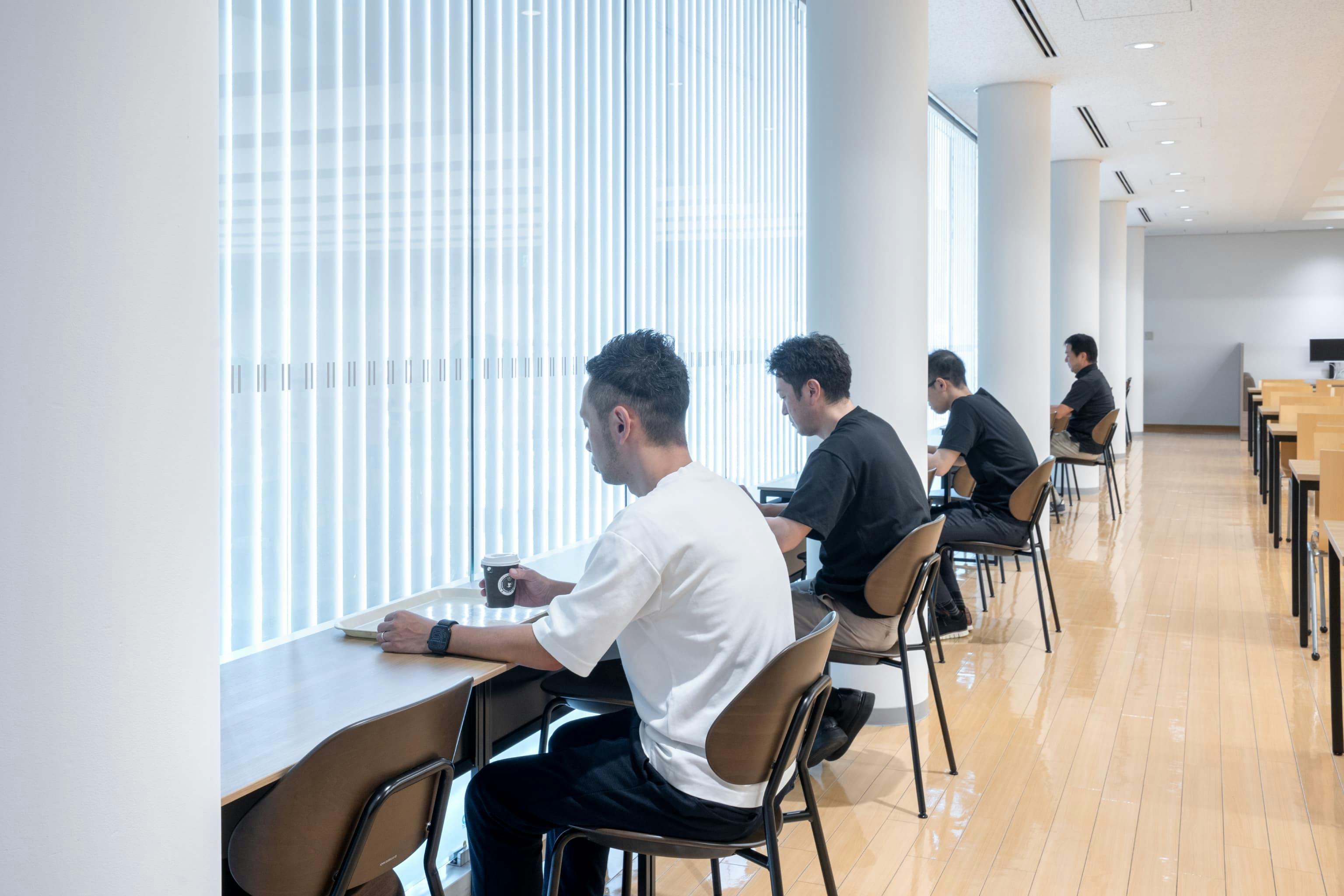 株式会社村田製作所 様の事例写真／[5階食堂]窓に向かってカウンター席を設けることで、空間を有効活用して座席数を確保。業務時は集中席としても利用できます。