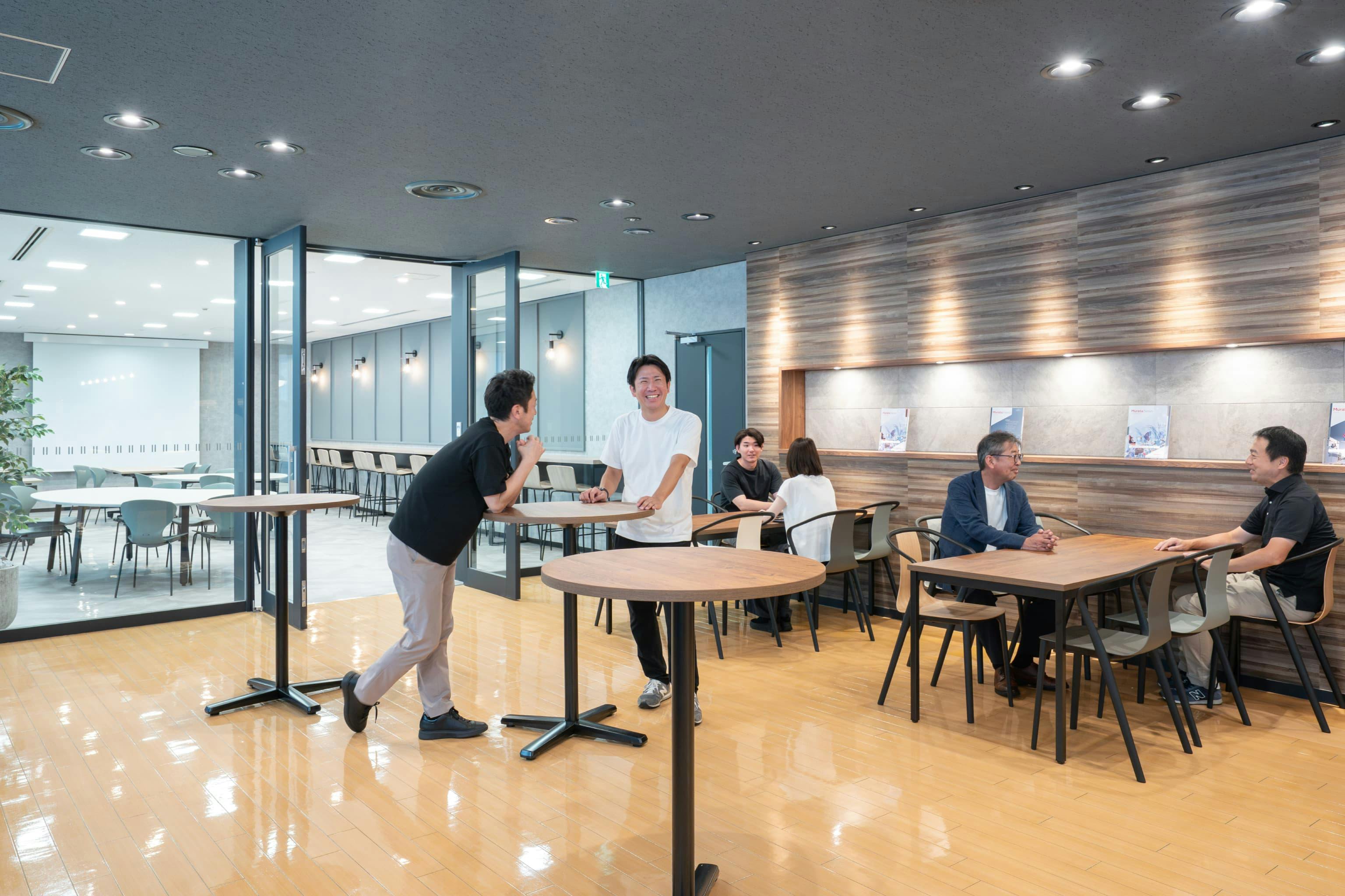 株式会社村田製作所 様の事例写真／[6階リフレッシュエリア]テーブル席はちょっとした面談や打ち合わせ、作業などに使えます。夕方以降は、アルコール片手にスタンディングテーブルで談笑する従業員もちらほら。