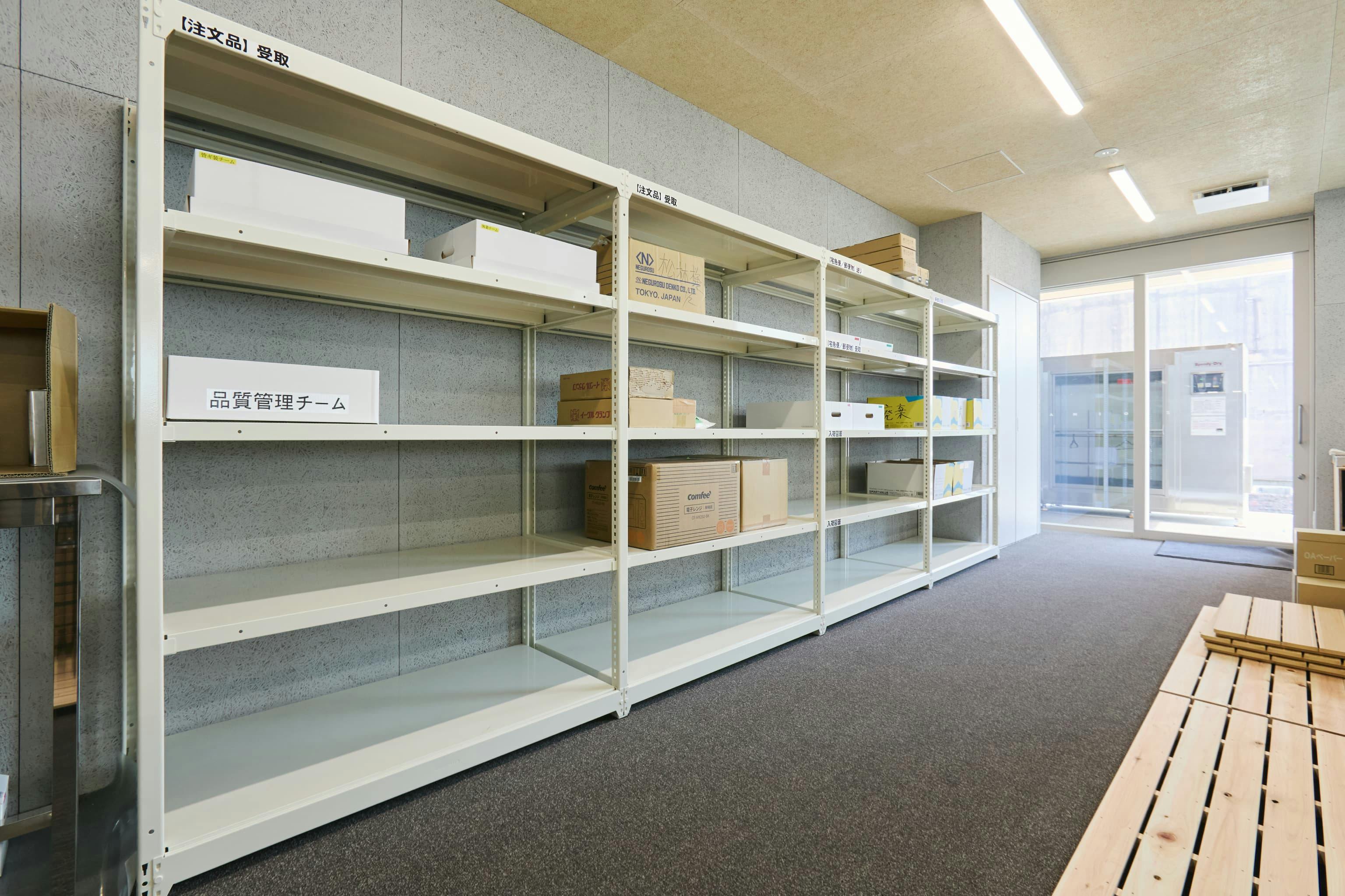 今治造船株式会社 様の事例写真／[1F集配スペース（オフィス棟）]宅配便や郵便物は、専用の出入り口から集配スペースに届けられます。段差のないフラットでゆとりある空間のため、荷物の移動や荷さばきがスムーズにできます。
