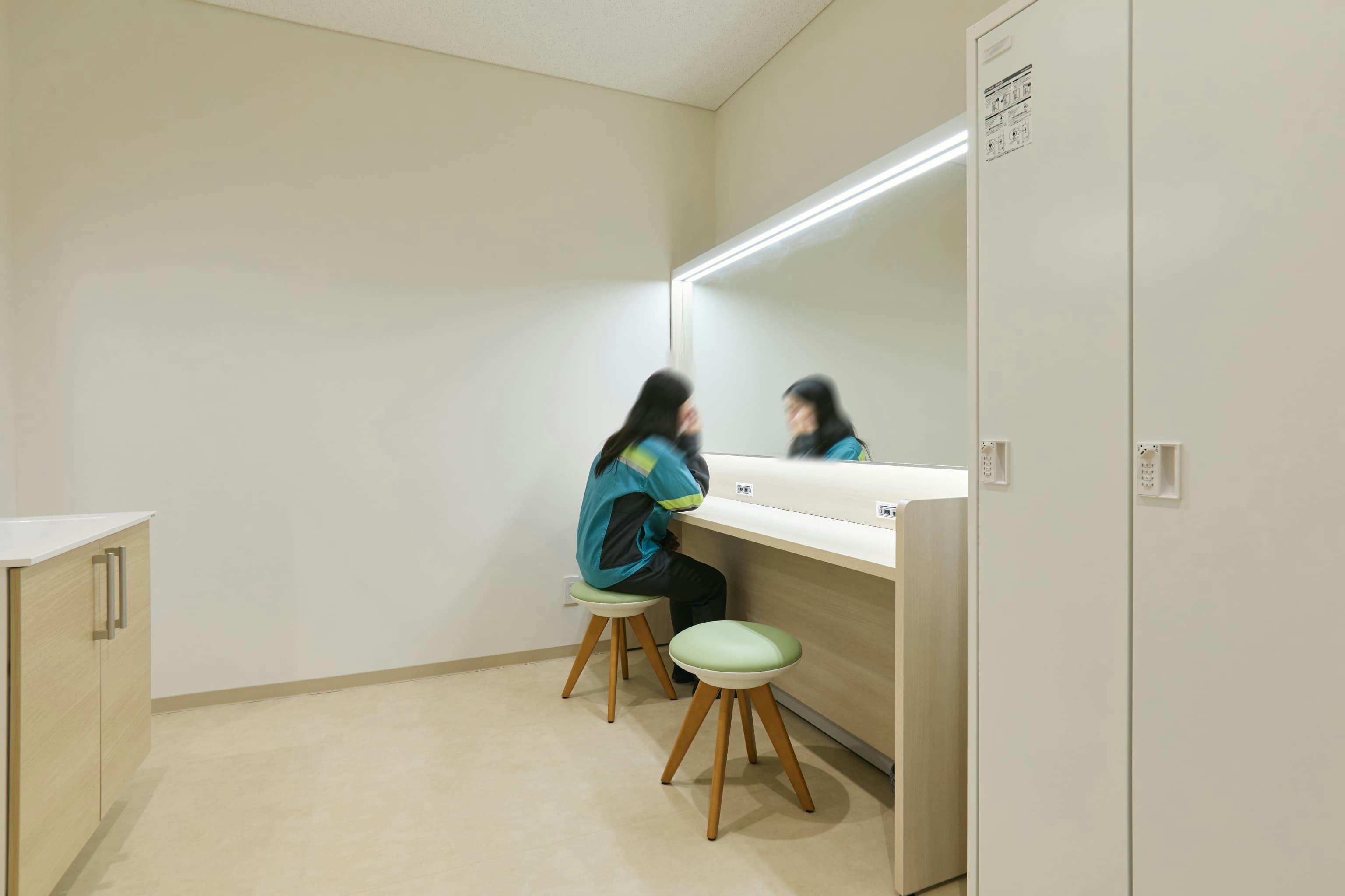 今治造船株式会社 様の事例写真／[1Fパウダールーム（オフィス棟）]女性用更衣室は、増員を見込んでゆとりのある空間に。大きな鏡の付いたパウダールームも設けられています。