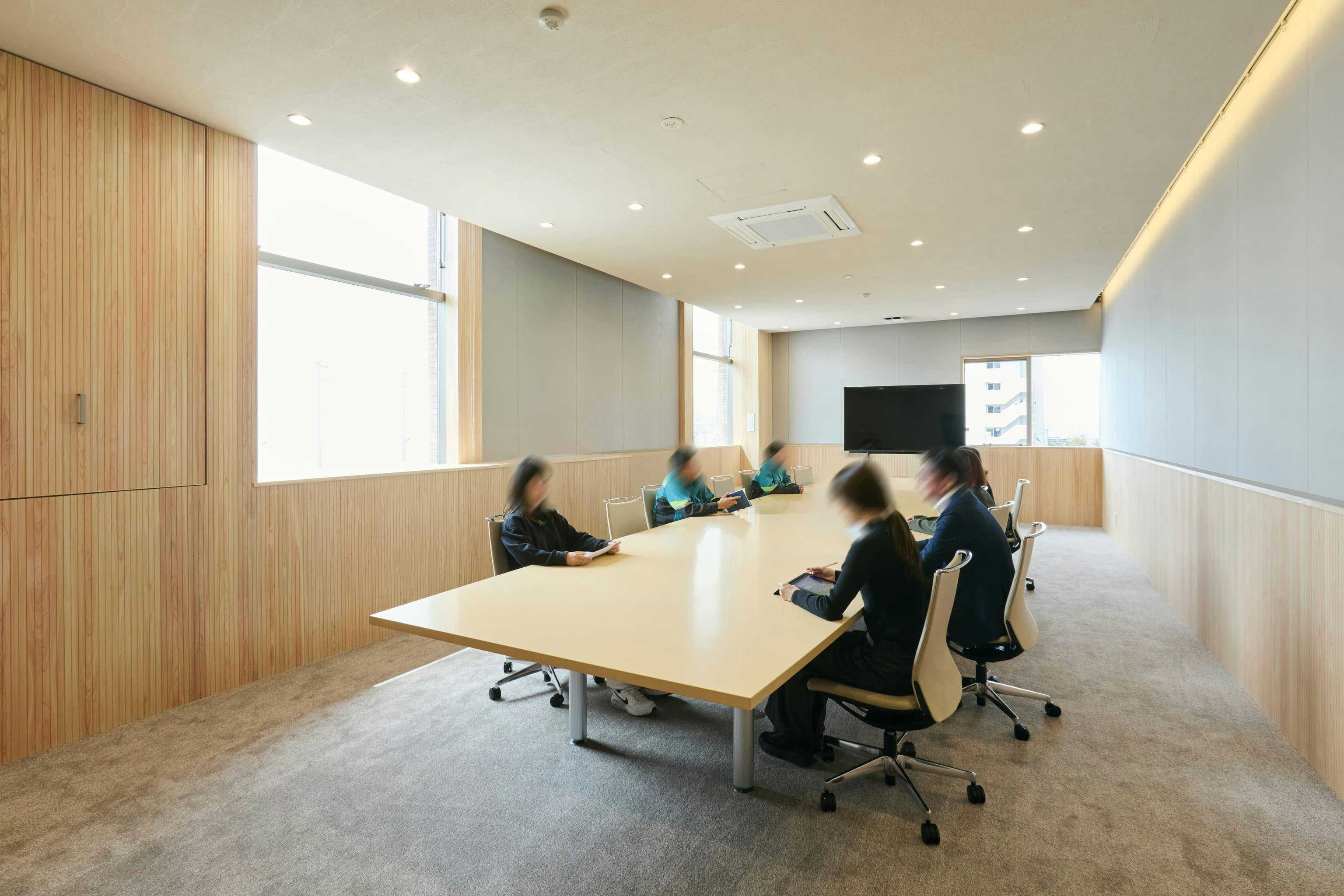 今治造船株式会社 様の事例写真／[2F 応接室（オフィス棟）]船のオーナーとの打ち合わせや社員との面談にも使われる応接室。壁板には、グループ会社の社有林から出た間伐材のヒノキが用いられています。