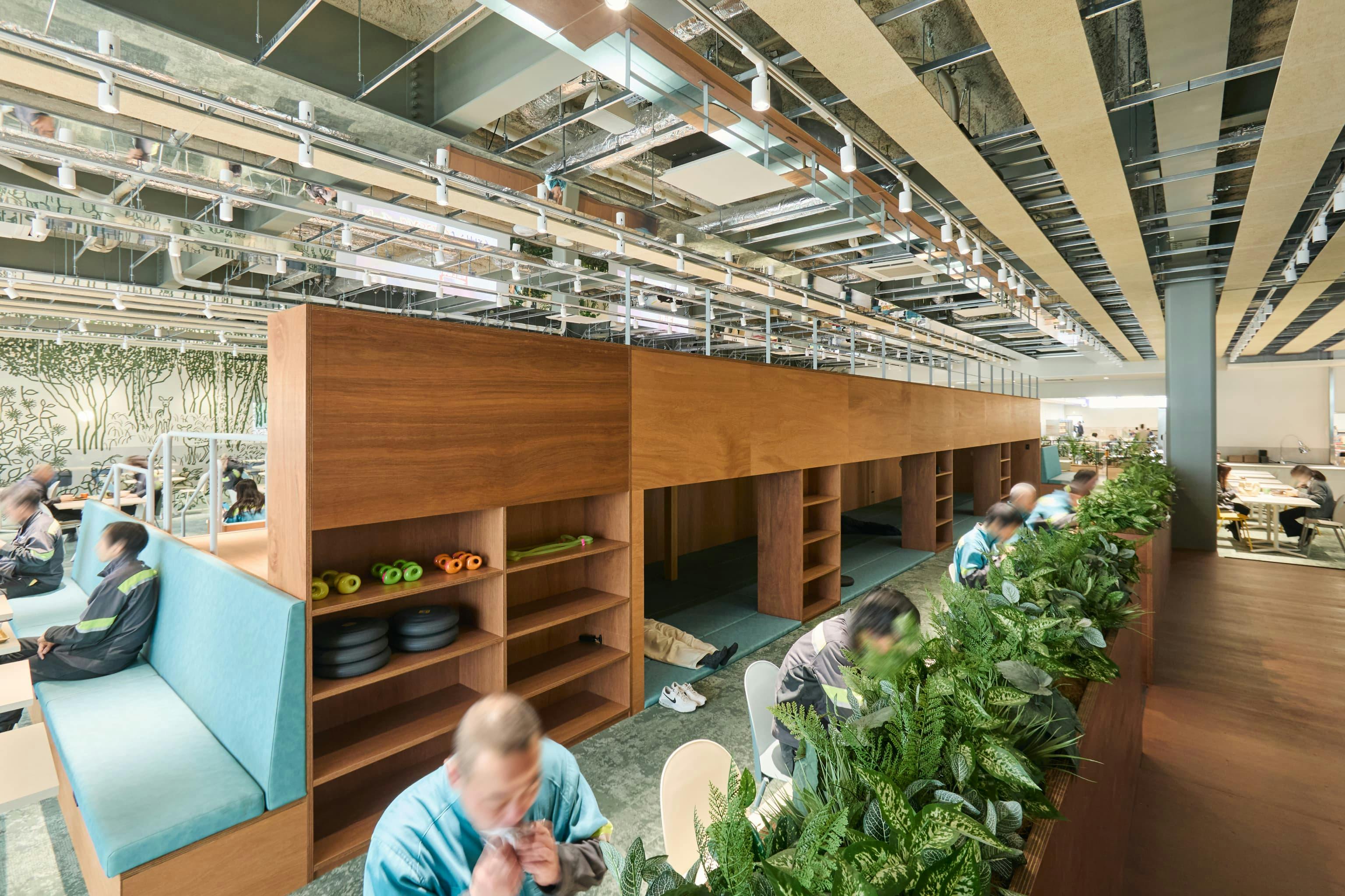 今治造船株式会社 様の事例写真／[1F社員食堂（ラウンジ棟）]ソファ席や横になれるエリアがあり、仮眠したり、ストレッチをしたりして、リラックスできる空間になっています。