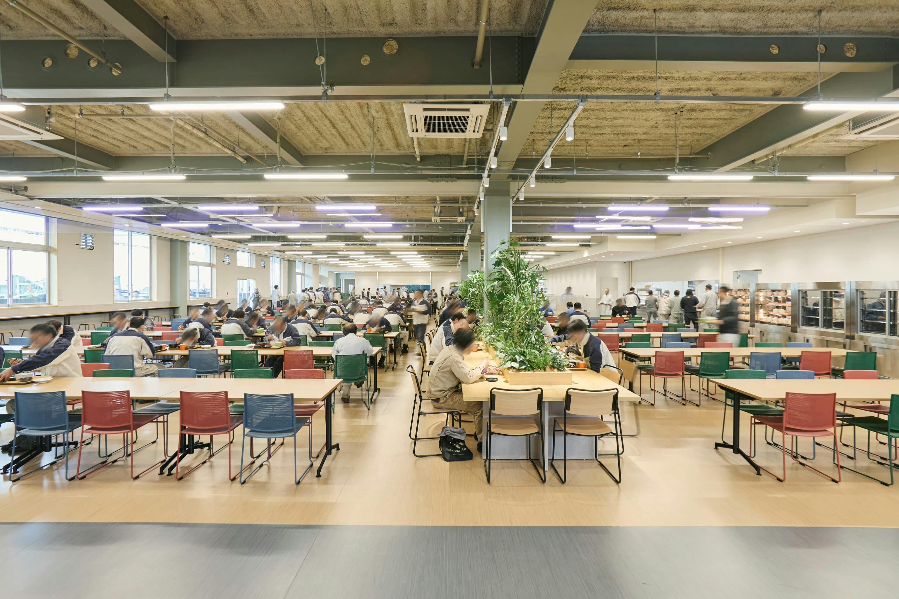 今治造船株式会社 様の事例写真／[1F協力会社用食堂（ラウンジ棟）]汚れや傷がつきにくい素材の什器を使用し、多国籍・多文化を感じさせる色使いで仕上げられています。