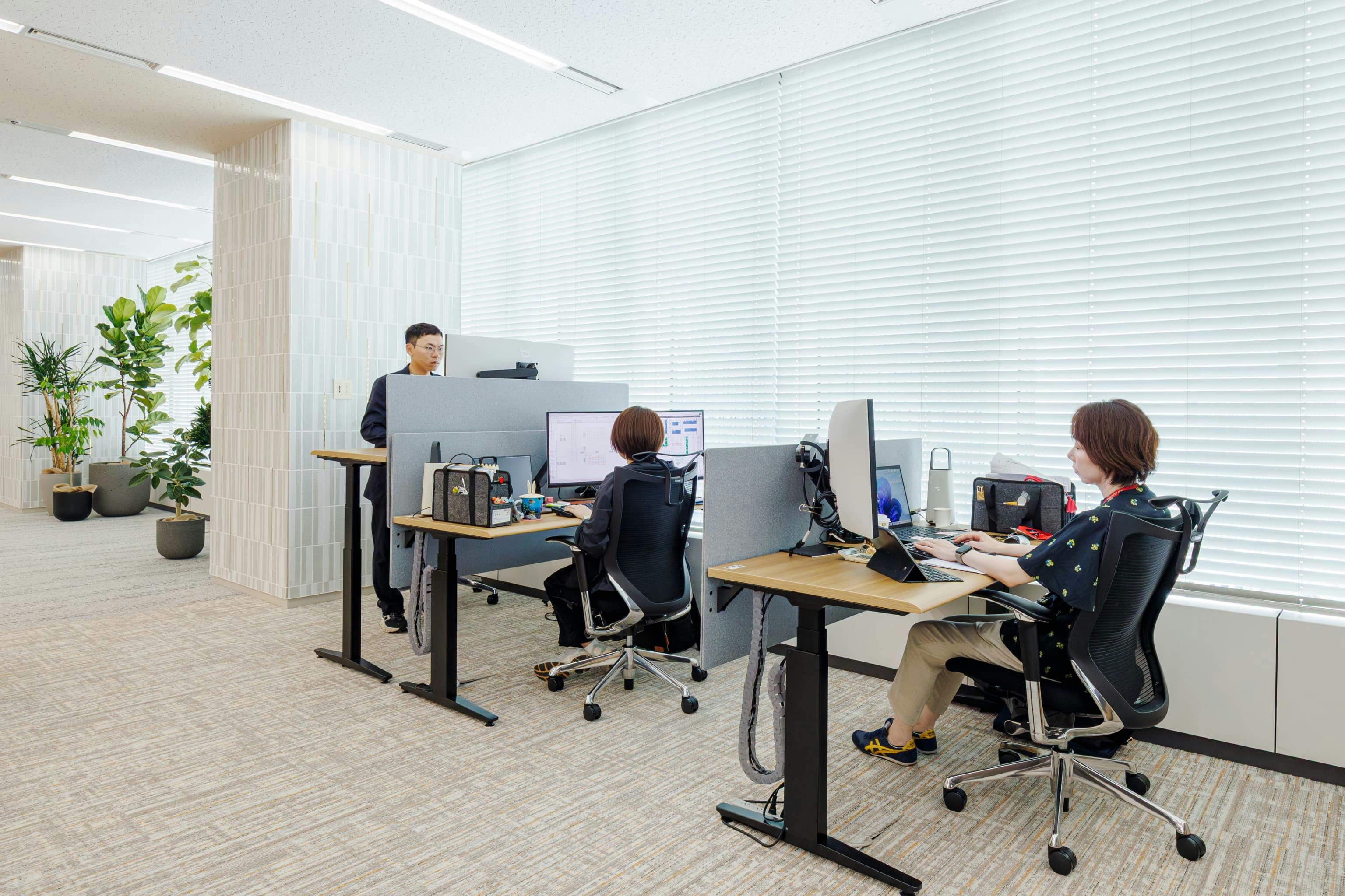株式会社オカムラ 名古屋ラボオフィス『Cent Labo』の事例写真／[執務エリア]席タイプや配置に変化を持たせ、集中作業向きのスペースも用意。背後からの視線が気になりにくい柱付近の席には、立ち作業もできる電動昇降デスクが配置されています。
