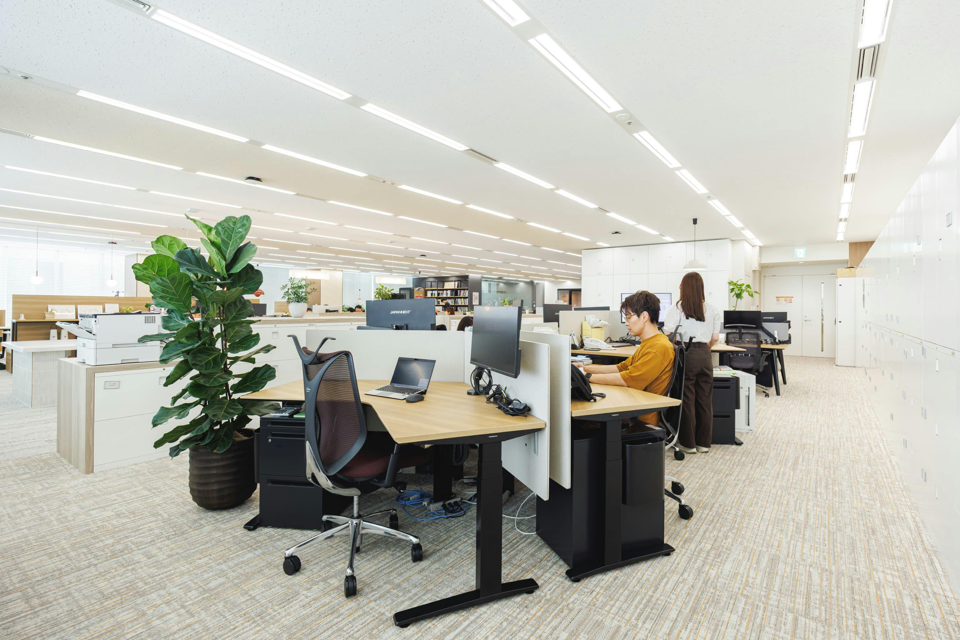 株式会社オカムラ 名古屋ラボオフィス『Cent Labo』の事例写真／[執務エリア]10席設けた固定席には120度の角度がついた幅広なデスクを導入。書類がさばきやすく、作業スペースを十分に確保できると好評です。