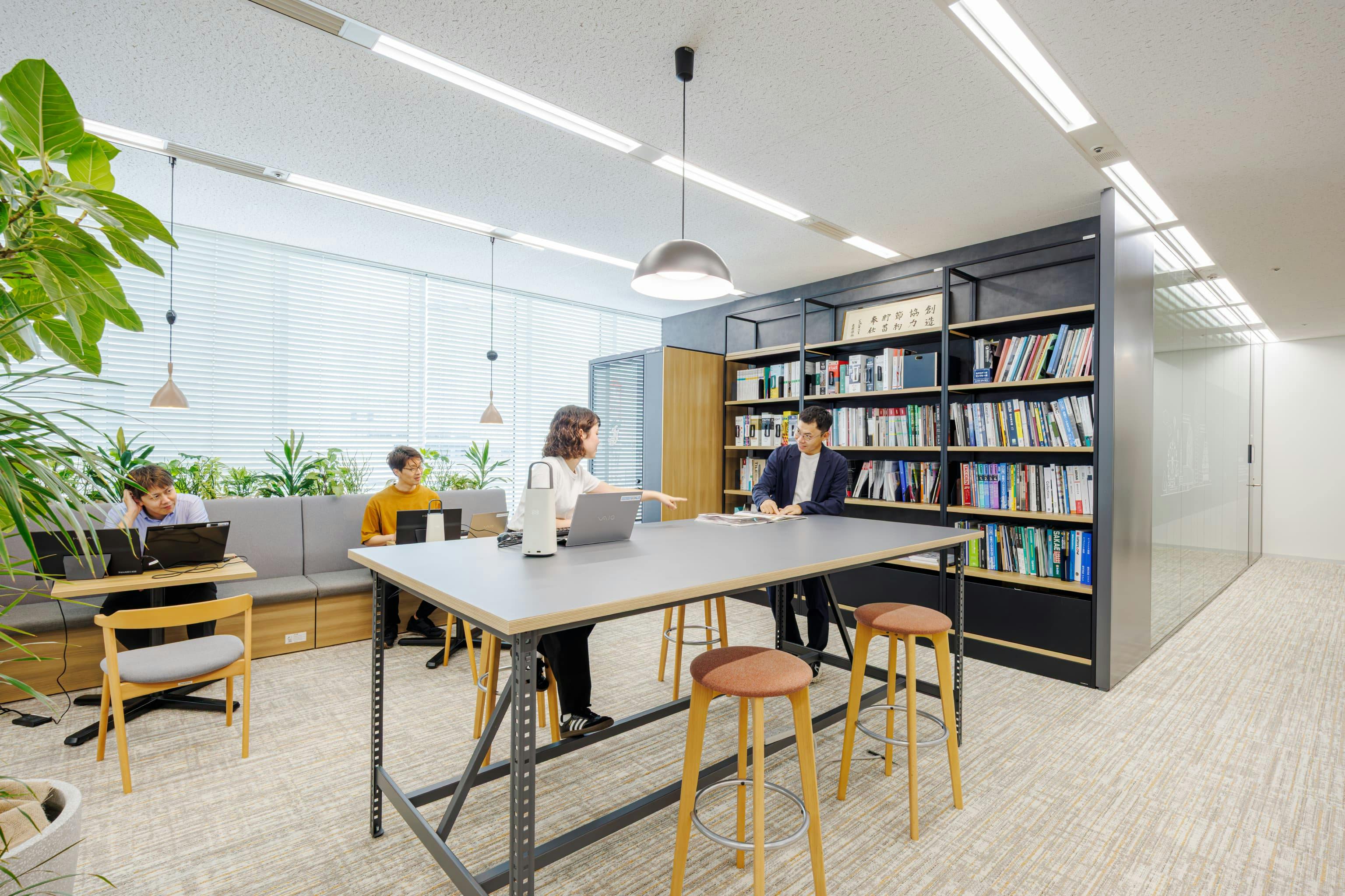 株式会社オカムラ 名古屋ラボオフィス『Cent Labo』の事例写真／[カタログ作業スペース]旧オフィスにはなかった、カタログ作業用のスペースを新設しました。A1サイズの図面やカタログを広げられる大きなハイテーブルで作業効率もアップ。立ち話もしやすく、さりげない交流機会を生み出します。