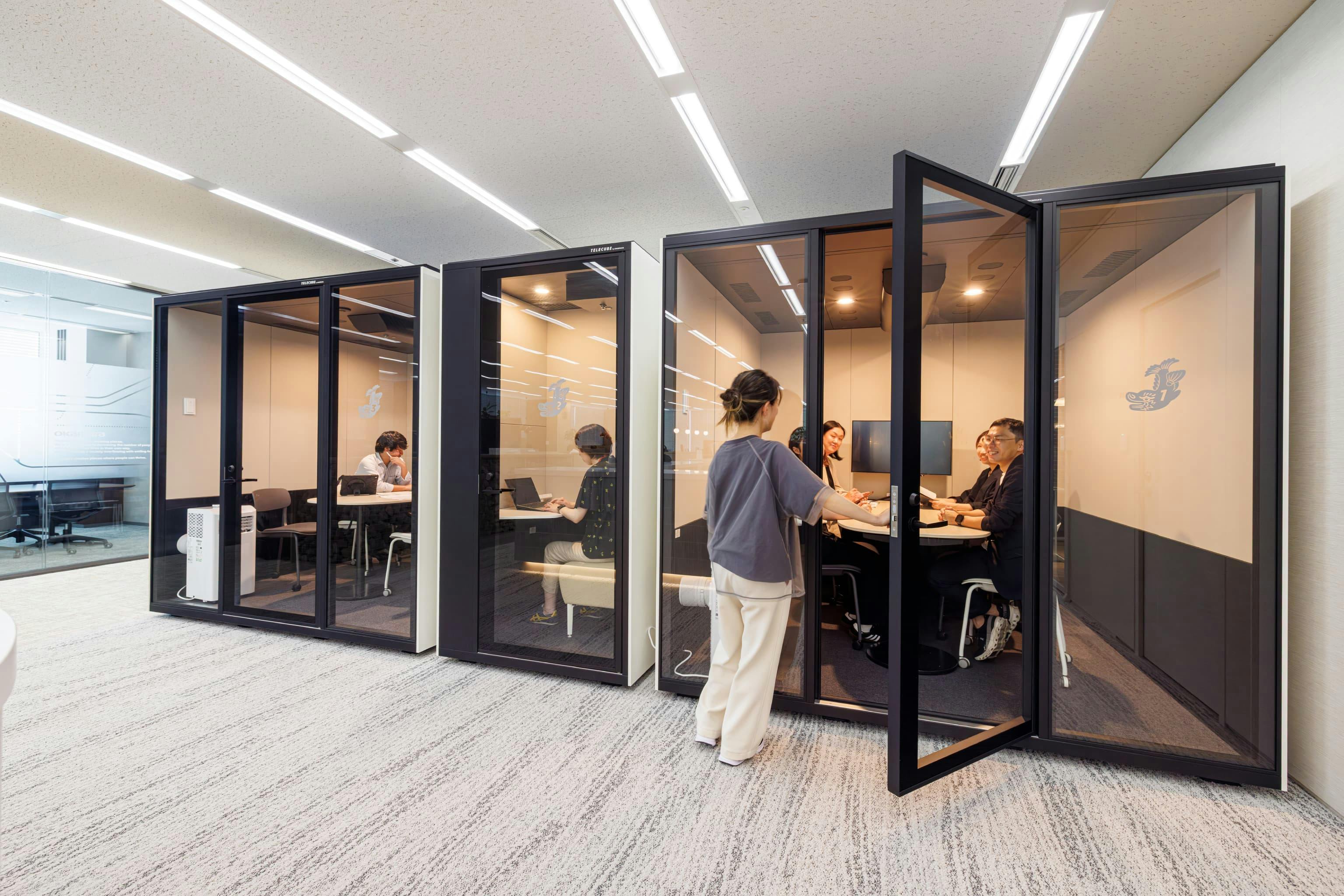 株式会社オカムラ 名古屋ラボオフィス『Cent Labo』の事例写真／[フルクローズ型ワークブース]最大6人で利用できるフルクローズ型ワークブース。予約制で運用し、社内や取引先との打ち合わせに活用されています。ガラス扉に「しゃちほこ」のアイコンを用いて地域性をプラスしています。