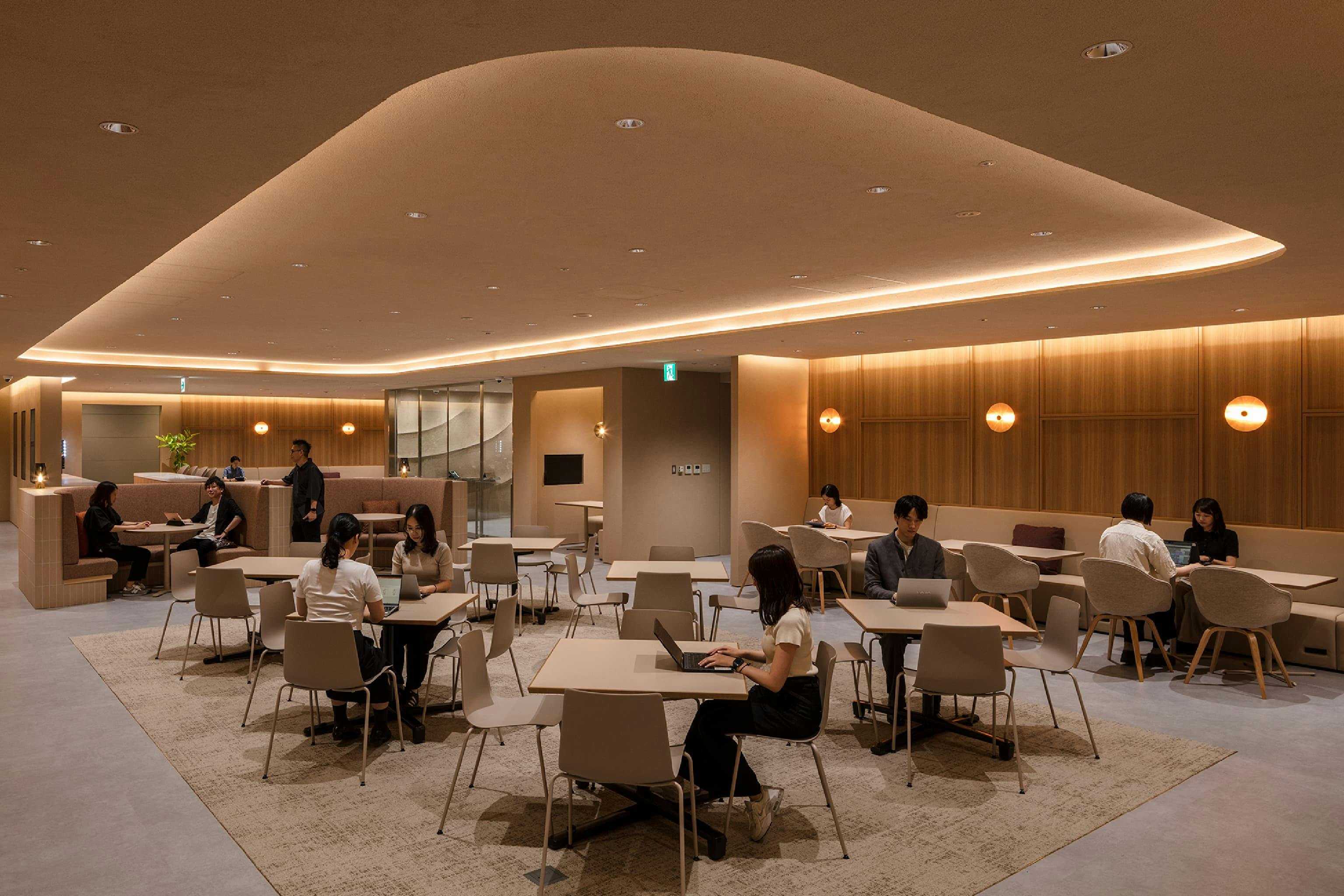 東映株式会社 様の事例写真／[9階 ワークエリア]中央に配置された什器は軽量で動かしやすく、レイアウト変更が容易です。テーブルを連結させる、椅子だけ並べるなどの自由なレイアウトによって、商談や研修、懇親会など多様なニーズに対応します。