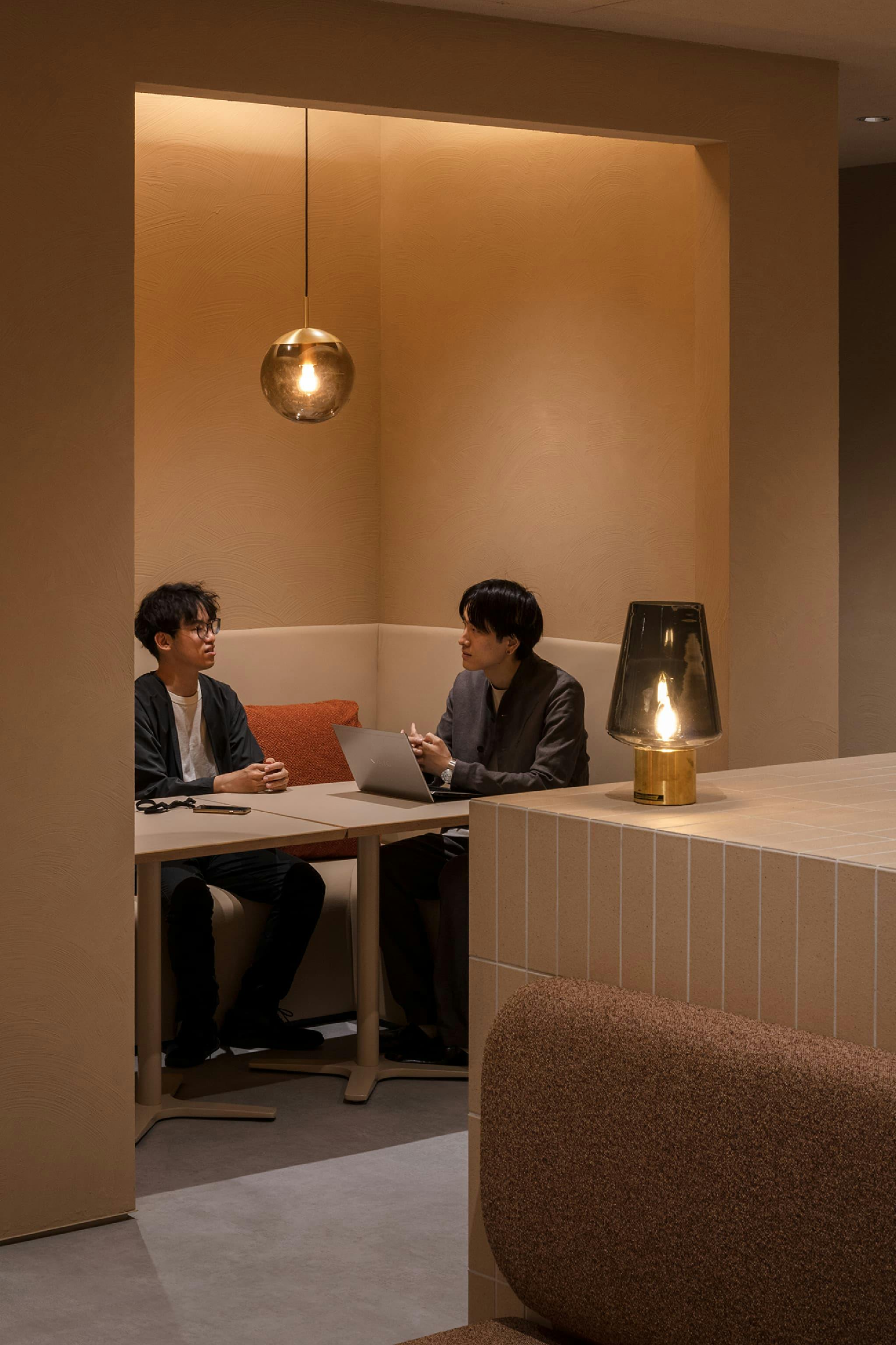 東映株式会社 様の事例写真／[9階 ワークエリア]間接照明が陰影を生み、空間に奥行きを感じさせます。壁の凹みにつくられた小部屋は、外部の視線や音をほどよく遮り会話に集中しやすくなっています。相手との物理的な距離の近さが、心の距離も縮めてくれそうです。