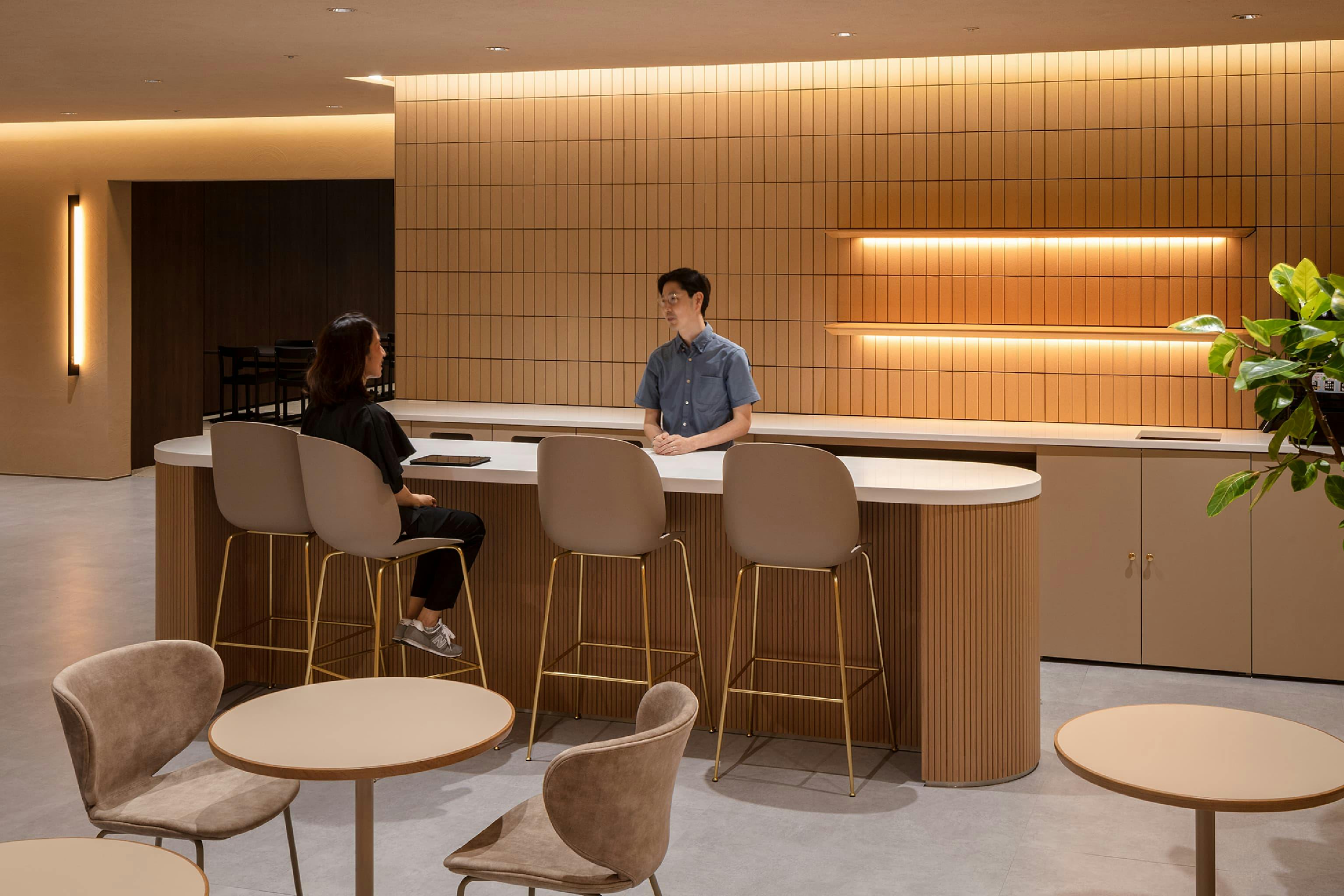 東映株式会社 様の事例写真／[9階 カフェエリア]ワークエリアに隣接するカフェエリアは、コーヒーサーバーが設置され飲み物を取りに自然と人が集まります。カウンター越しに社員同士の会話が広がるような、ゆるやかな交流の場にもなりつつあります。来客対応だけでなく社員のリフレッシュの場としても活かされていきそうです。