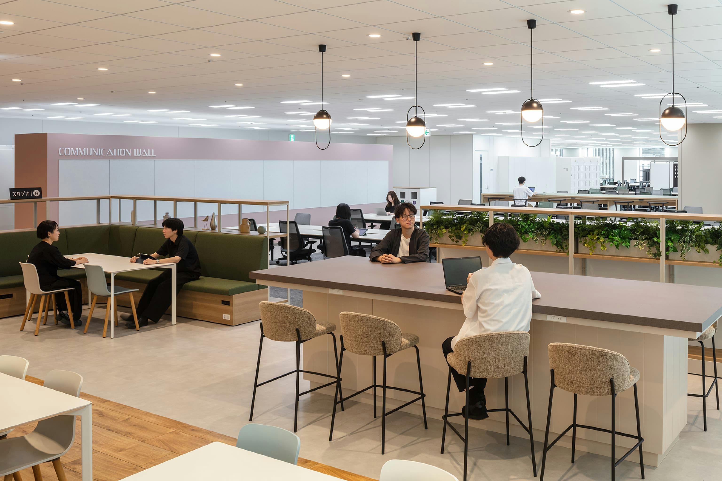 東映株式会社 様の事例写真／[10階 スタジオA]ランチスポットとして人気のカフェエリアに隣接するスタジオAは、「お昼の話の続きを聞かせてよ」と、自然に会話が広がる場所。くつろいだ空気のまま、気持ちは次第に仕事へと切り替わっていきます。