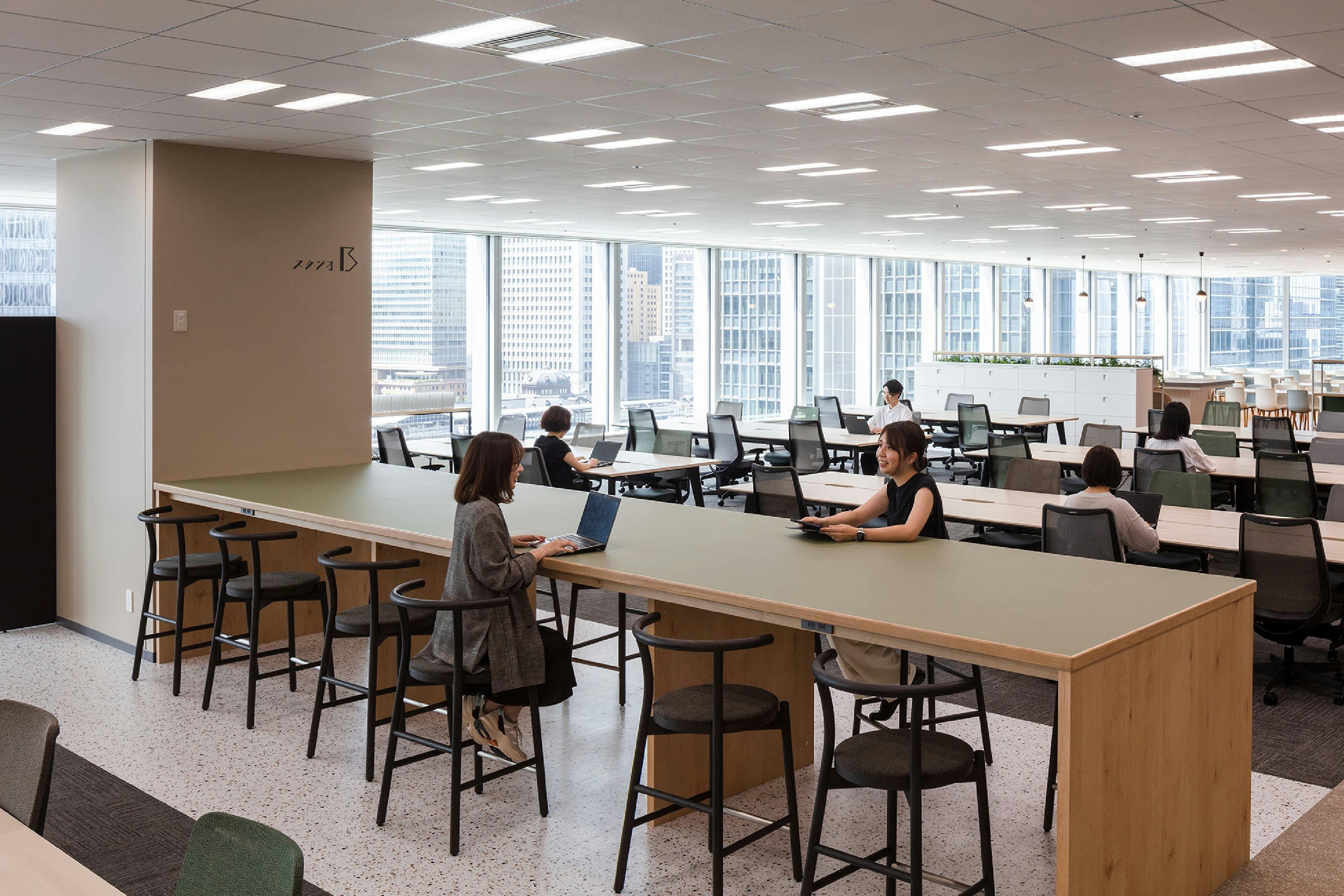 東映株式会社 様の事例写真／[10階 スタジオB]スタジオBはグループアドレスの部署間に配置されています。打ち合わせの内容が自然と周辺の社員の耳に届き、部署を超えた動きを共有できます。時には梱包などの作業カウンターとしても使われ、多用途に応えています。