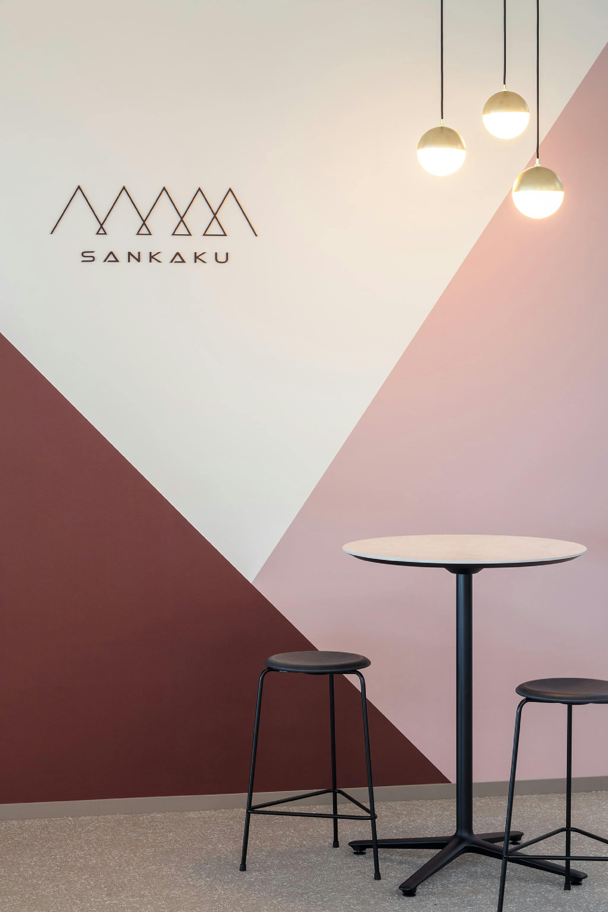 東映株式会社 様の事例写真／[10階 カフェエリア]カフェエリアの名称は「SANKAKU」。会社ロゴの三角形モチーフに由来し、社内公募によって名づけられました。新たな環境づくりに社員が“参画”した意味も込められ、愛着を持って親しまれています。