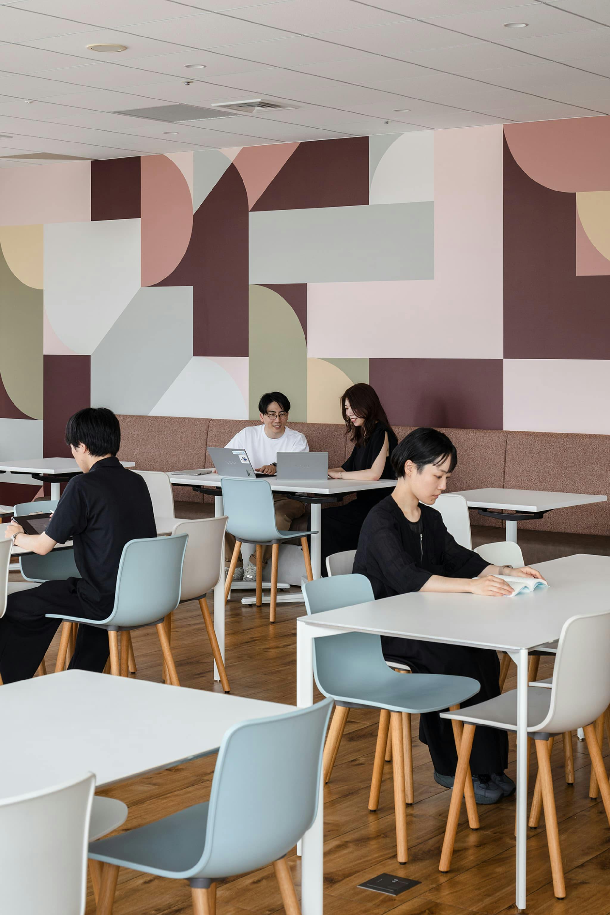 東映株式会社 様の事例写真／[10階 カフェエリア]仕事からひととき離れて息抜きできる場所があることで、社員の満足度と働きやすさが高まります。什器を動かして多用途に使えるため、現在は月に一度の社長と社員の交流会にも利用されています。