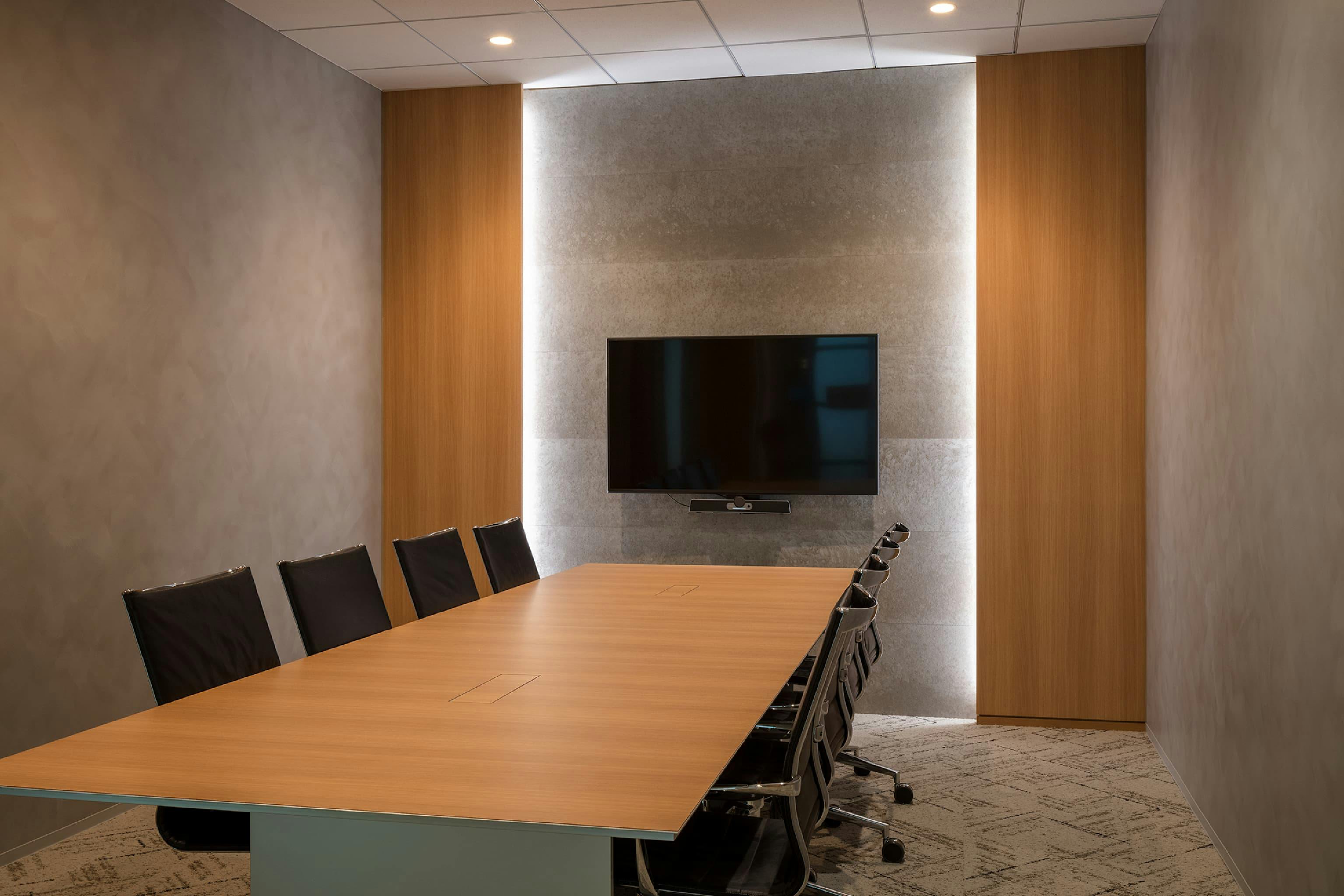 東映株式会社 様の事例写真／[9階 会議室]既存の什器を活用した無駄のないデザインの会議室です。間接照明が空間に奥行きを与え、洗練された雰囲気を際立たせています。