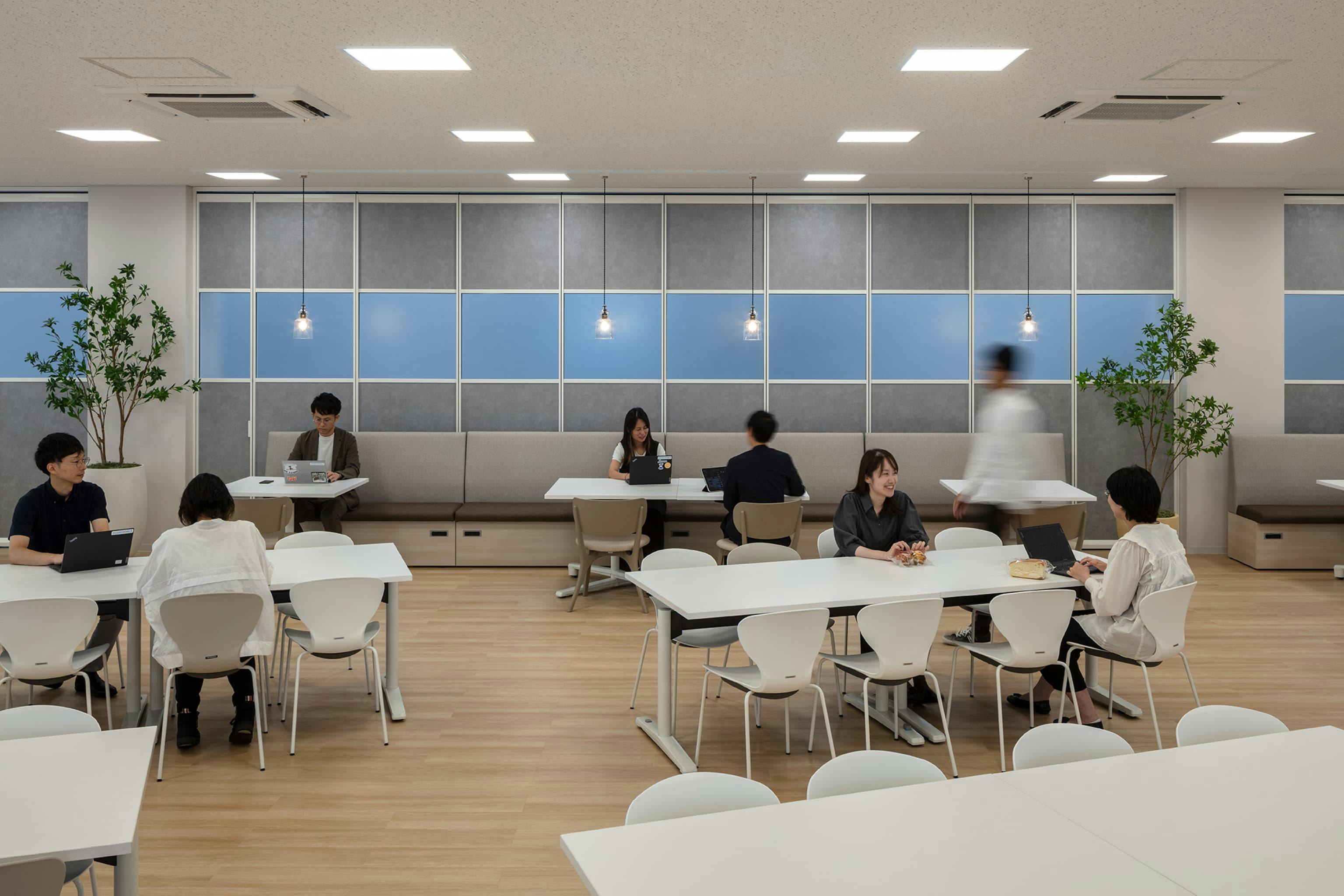 第一法規株式会社 様の事例写真／[4Fリフレッシュエリア]ランチタイム以外は、アイデア出しやカジュアルな面談などリラックスした雰囲気が必要なシーンで利用されています。イベント活用も見据えて、テーブルやチェアは動かしやすい軽量の什器を採用しています。