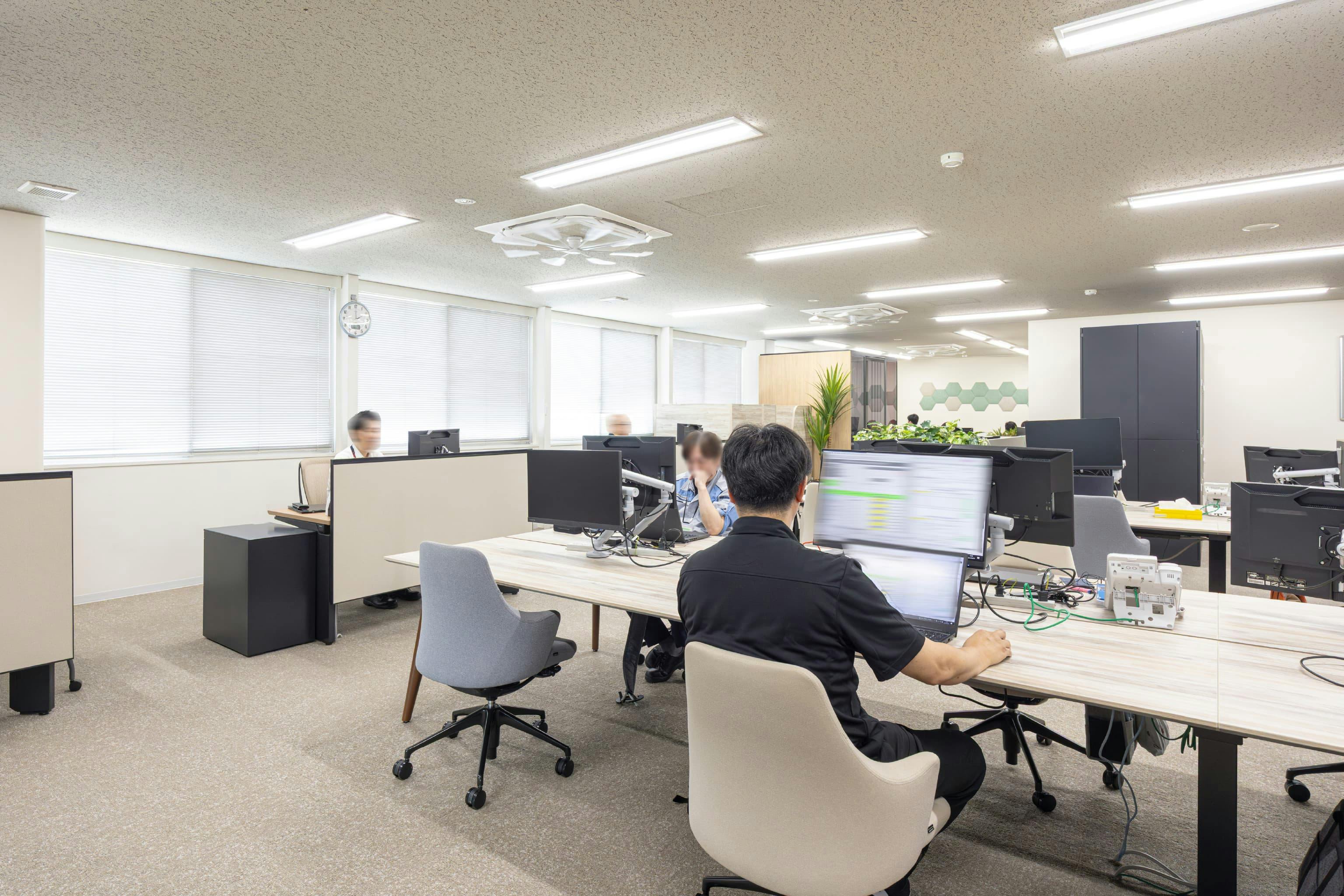 日本ガスケット株式会社 様の事例写真／[執務エリア]窓際に配置された役員席は固定席です。上長を探す手間を省き、相談しやすくなるよう配慮されています。