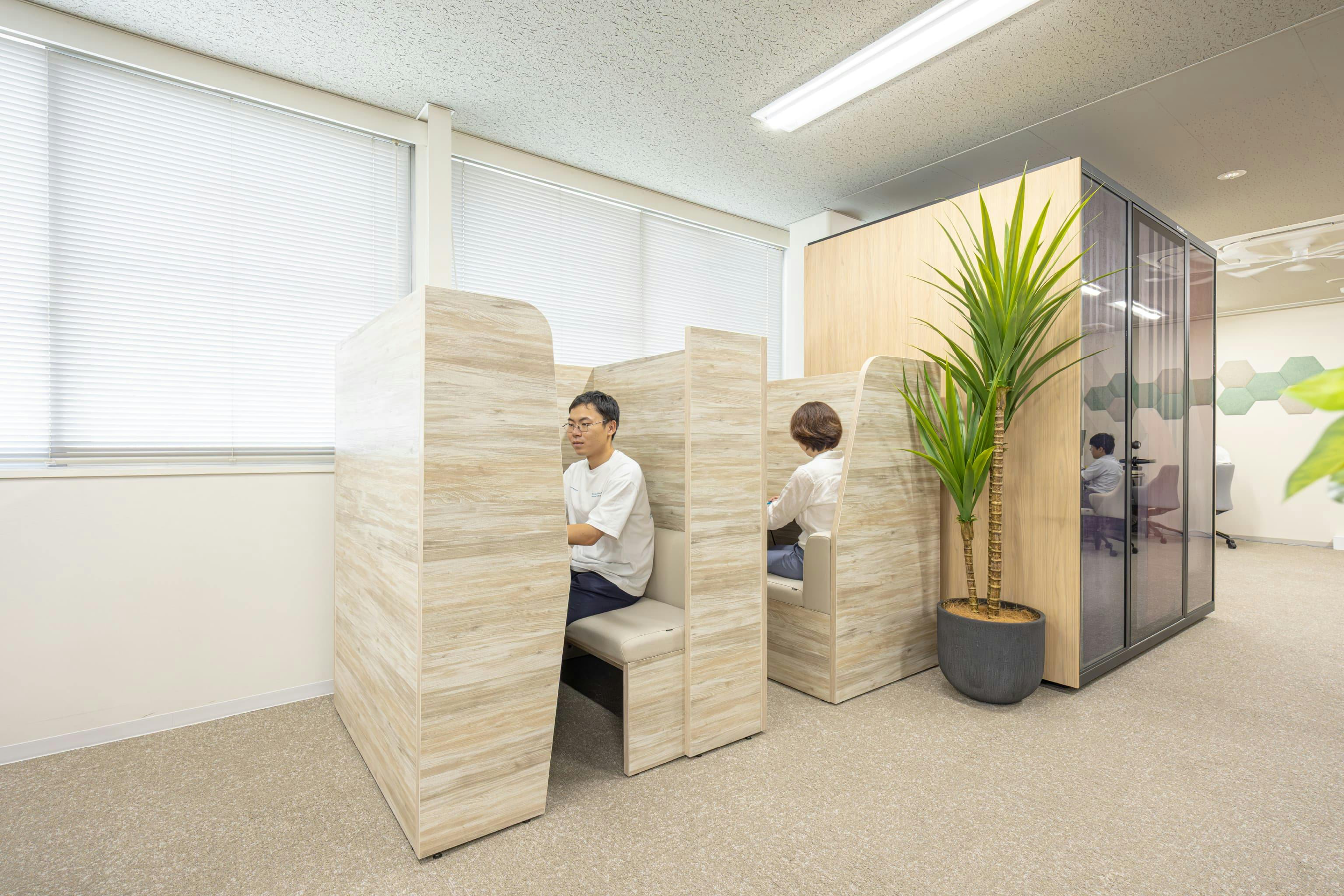 日本ガスケット株式会社 様の事例写真／[執務エリア]執務エリアの一角に設けられたエリア。周囲がパネルで囲われ、モニターも設置されたボックス型のソロワークブースは、資料作成や納期が迫っている作業、e ラーニングなどに活用されています。