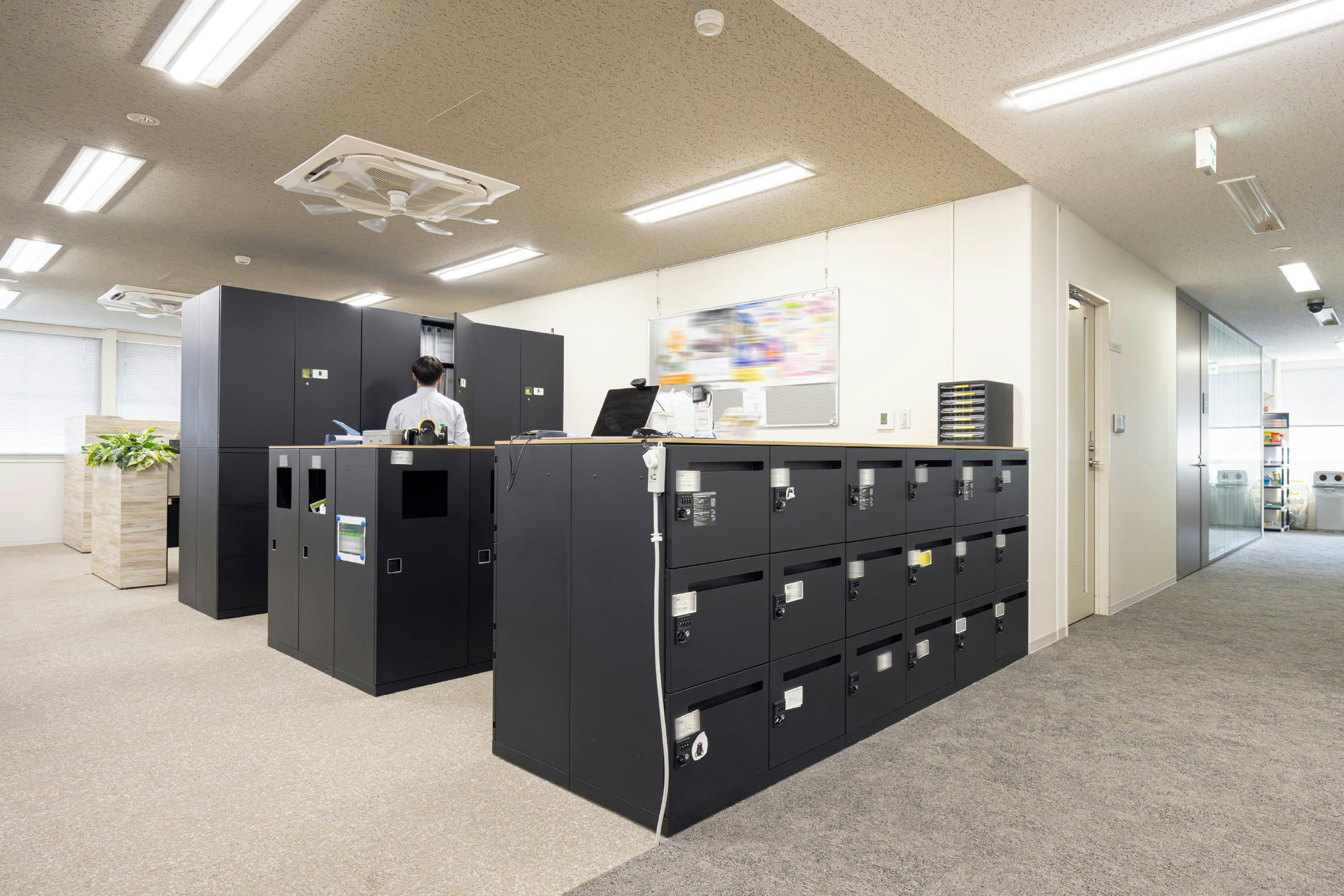 日本ガスケット株式会社 様の事例写真／[個人ロッカー]フリーアドレスの導入によって、私物は個人ロッカーで管理。デスク上に私物を置いたままにする習慣が無くなり、整理された状態が保たれています。会社全体で「オフィスをきれいに使おう」という意識が高まっています。