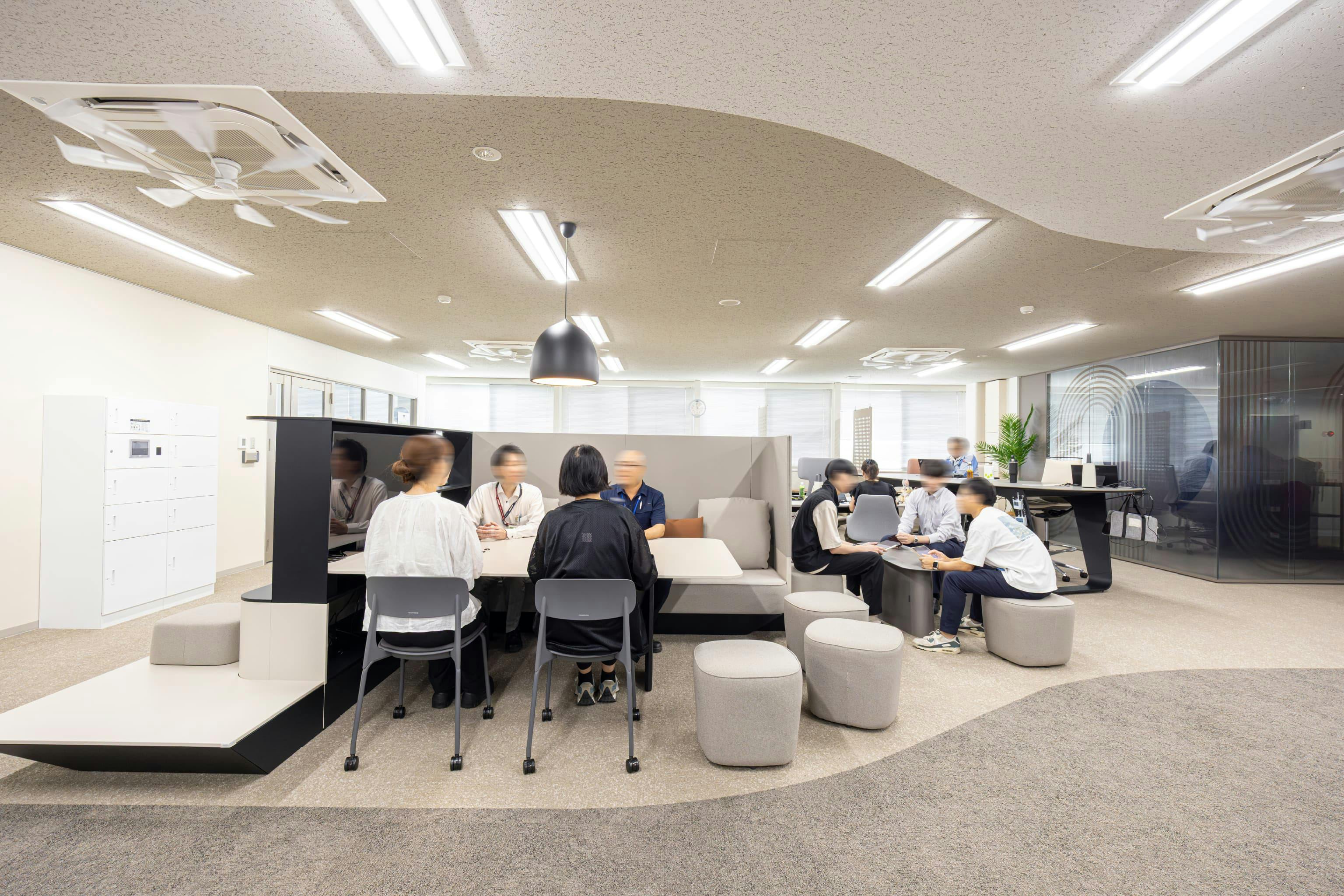 日本ガスケット株式会社 様の事例写真／[コネクトエリア]あえて人通りの多い動線上に配置したミーティングスペースは、通りがかりで偶発的なコミュニケーションを取りやすく、人が集まる談笑の場としても活用されています。