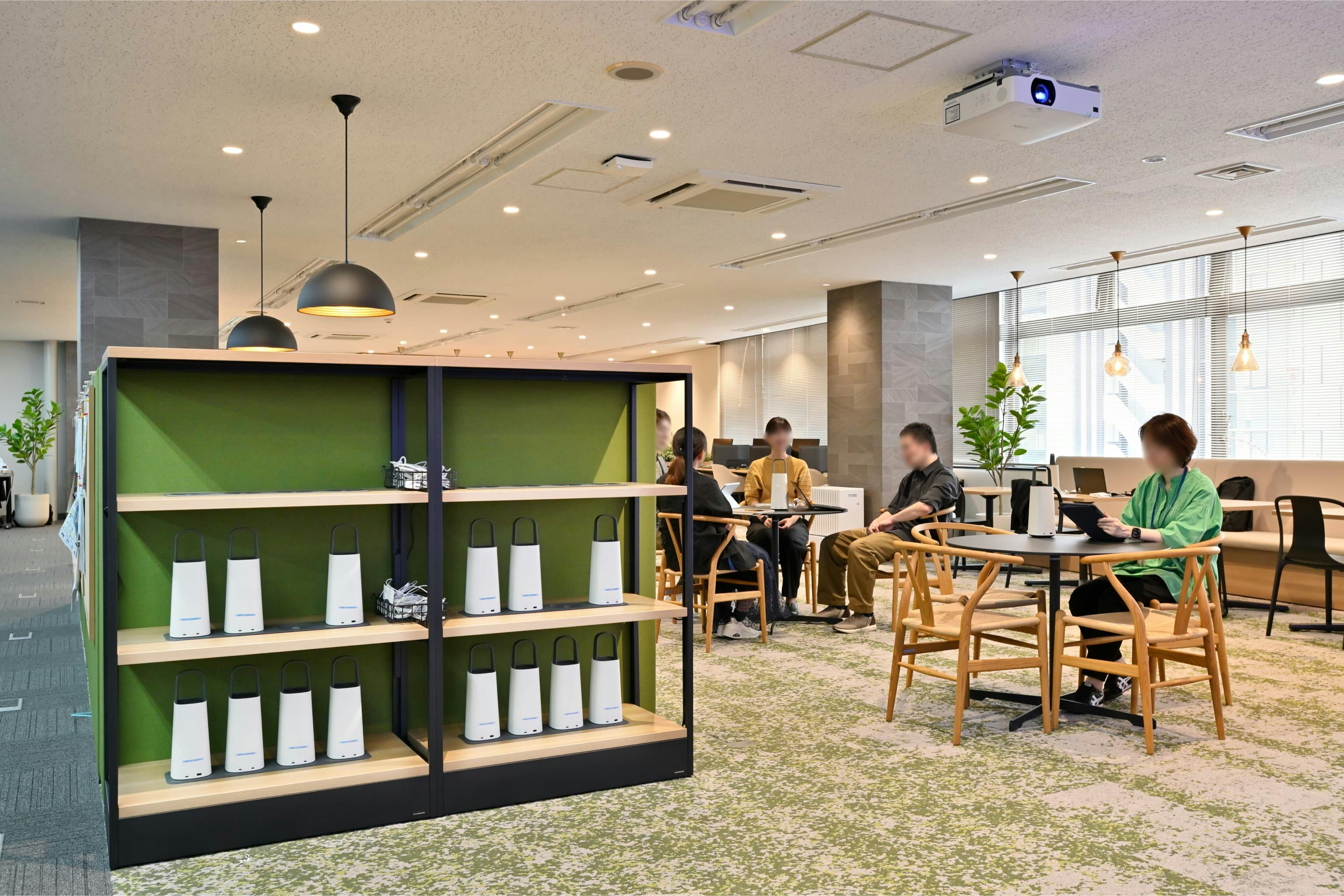 株式会社エスケイケイ 様の事例写真／[交流エリア]OCポータブルバッテリーが備えられ、好きな場所を選んで作業できます。肩の力をふっと抜けるこのエリアでは、気軽な声かけや相談が行き交い、創造的なアイデアも生まれやすくなります。