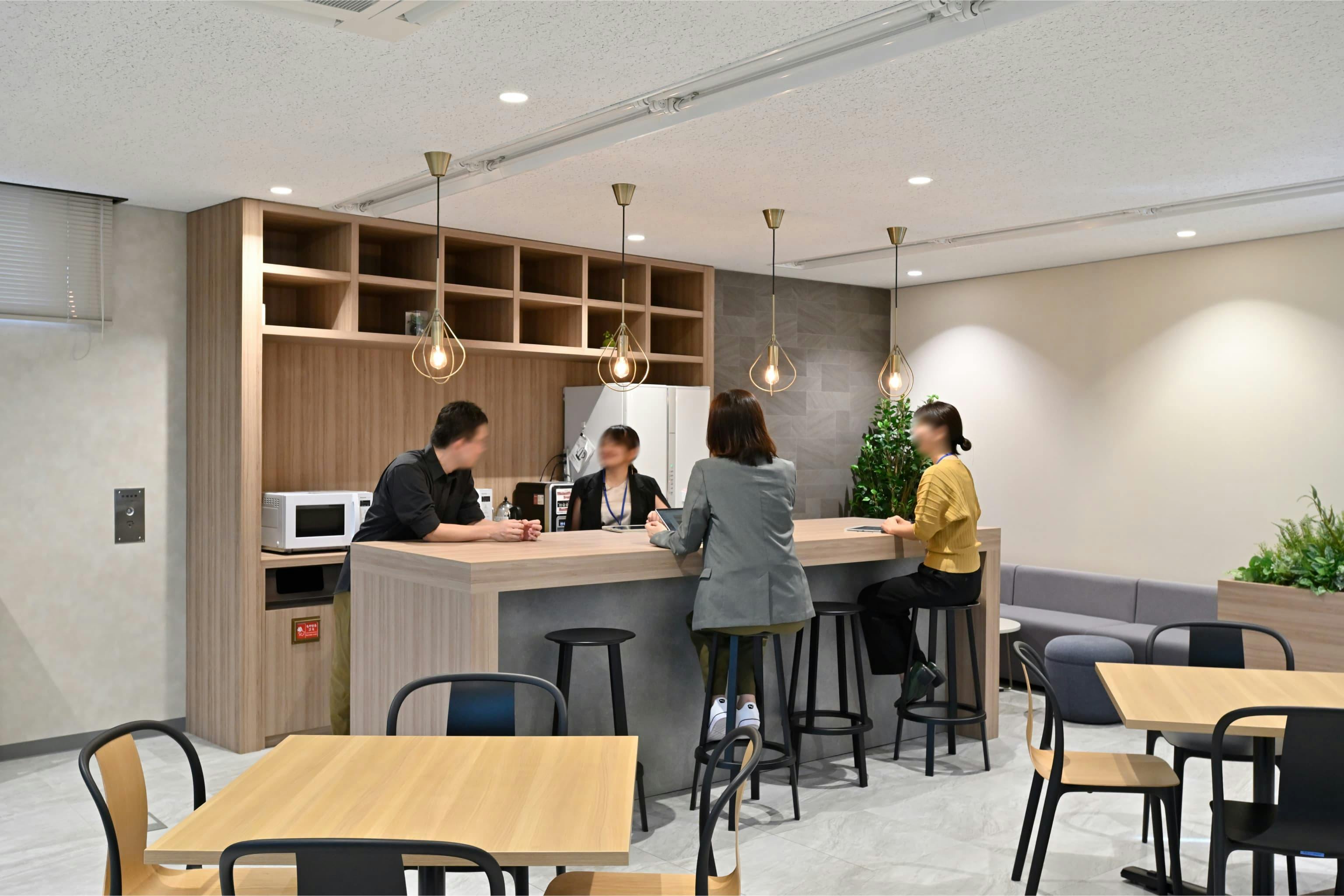 <em>交流エリア(カフェスペース)</em> 株式会社エスケイケイ 様